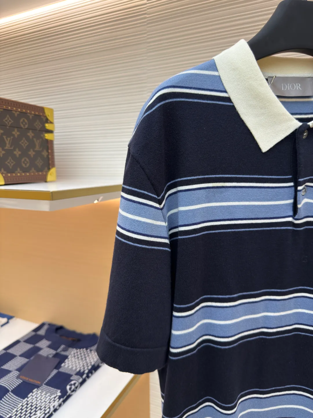 Dior lily of the valley embroidered lapel polo short sleeves ●Authentic product: Purchased and developed by 15150 ●Item number: 1680372-A80 ●Fabric: blue cotton blended woolen fabric ●Technology: embroidery production ●Version: fitted version ●Weight: about 265 grams ●Size: XS-S-M-L ●Description: Blue cotton blended wool jacquard, blue striped cotton blended wool fabric, which combines classic stripe elements with the exquisite craftsmanship of luxury brands. Woven from cotton blended wool, the material is breathable and drapey, and a small amount of synthetic fibers enhance wrinkle resistance. The striped texture design may be achieved through jacquard, welt or contrasting yarn; the surface is fine and smooth, with a slight bump in the striped part. The lily-of-the-valley style embroidery embellishments on the pockets adopt the needle embroidery process, which is a highly artistic and skillful hand-embroidery method; the needle method is used to embroider threads on the fabric to form various exquisite patterns and textures. The stitching has a strong sense of line and three-dimensionality, is lively and has good coverage. By adjusting the shape and size of the embroidery frame, the needle density and gradient density can be adjusted. The simple use of density can produce artistic effects of varying shades and sparses. The overall color is consistent with no color difference. It can be matched with the same style to create a fashionable look, and can be used in various occasions. Customized accessories, complete with three standards, the same style for men and women!