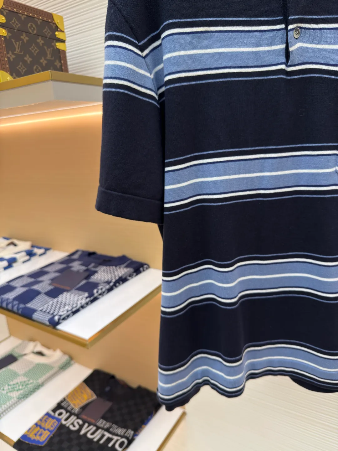 Dior lily of the valley embroidered lapel polo short sleeves ●Authentic product: Purchased and developed by 15150 ●Item number: 1680372-A80 ●Fabric: blue cotton blended woolen fabric ●Technology: embroidery production ●Version: fitted version ●Weight: about 265 grams ●Size: XS-S-M-L ●Description: Blue cotton blended wool jacquard, blue striped cotton blended wool fabric, which combines classic stripe elements with the exquisite craftsmanship of luxury brands. Woven from cotton blended wool, the material is breathable and drapey, and a small amount of synthetic fibers enhance wrinkle resistance. The striped texture design may be achieved through jacquard, welt or contrasting yarn; the surface is fine and smooth, with a slight bump in the striped part. The lily-of-the-valley style embroidery embellishments on the pockets adopt the needle embroidery process, which is a highly artistic and skillful hand-embroidery method; the needle method is used to embroider threads on the fabric to form various exquisite patterns and textures. The stitching has a strong sense of line and three-dimensionality, is lively and has good coverage. By adjusting the shape and size of the embroidery frame, the needle density and gradient density can be adjusted. The simple use of density can produce artistic effects of varying shades and sparses. The overall color is consistent with no color difference. It can be matched with the same style to create a fashionable look, and can be used in various occasions. Customized accessories, complete with three standards, the same style for men and women!
