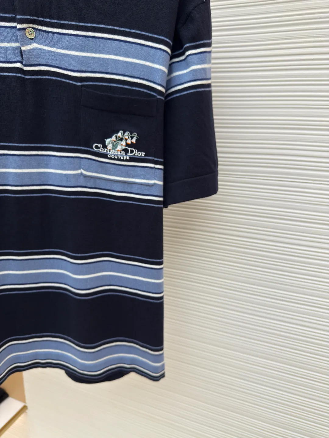 Dior lily of the valley embroidered lapel polo short sleeves ●Authentic product: Purchased and developed by 15150 ●Item number: 1680372-A80 ●Fabric: blue cotton blended woolen fabric ●Technology: embroidery production ●Version: fitted version ●Weight: about 265 grams ●Size: XS-S-M-L ●Description: Blue cotton blended wool jacquard, blue striped cotton blended wool fabric, which combines classic stripe elements with the exquisite craftsmanship of luxury brands. Woven from cotton blended wool, the material is breathable and drapey, and a small amount of synthetic fibers enhance wrinkle resistance. The striped texture design may be achieved through jacquard, welt or contrasting yarn; the surface is fine and smooth, with a slight bump in the striped part. The lily-of-the-valley style embroidery embellishments on the pockets adopt the needle embroidery process, which is a highly artistic and skillful hand-embroidery method; the needle method is used to embroider threads on the fabric to form various exquisite patterns and textures. The stitching has a strong sense of line and three-dimensionality, is lively and has good coverage. By adjusting the shape and size of the embroidery frame, the needle density and gradient density can be adjusted. The simple use of density can produce artistic effects of varying shades and sparses. The overall color is consistent with no color difference. It can be matched with the same style to create a fashionable look, and can be used in various occasions. Customized accessories, complete with three standards, the same style for men and women!