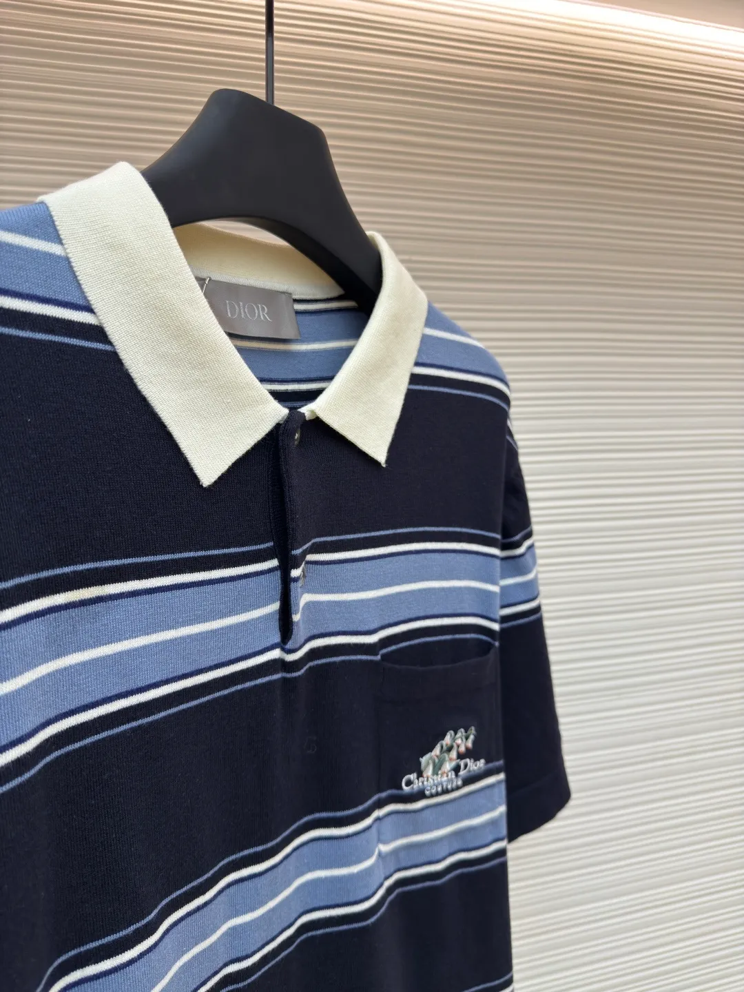 Dior lily of the valley embroidered lapel polo short sleeves ●Authentic product: Purchased and developed by 15150 ●Item number: 1680372-A80 ●Fabric: blue cotton blended woolen fabric ●Technology: embroidery production ●Version: fitted version ●Weight: about 265 grams ●Size: XS-S-M-L ●Description: Blue cotton blended wool jacquard, blue striped cotton blended wool fabric, which combines classic stripe elements with the exquisite craftsmanship of luxury brands. Woven from cotton blended wool, the material is breathable and drapey, and a small amount of synthetic fibers enhance wrinkle resistance. The striped texture design may be achieved through jacquard, welt or contrasting yarn; the surface is fine and smooth, with a slight bump in the striped part. The lily-of-the-valley style embroidery embellishments on the pockets adopt the needle embroidery process, which is a highly artistic and skillful hand-embroidery method; the needle method is used to embroider threads on the fabric to form various exquisite patterns and textures. The stitching has a strong sense of line and three-dimensionality, is lively and has good coverage. By adjusting the shape and size of the embroidery frame, the needle density and gradient density can be adjusted. The simple use of density can produce artistic effects of varying shades and sparses. The overall color is consistent with no color difference. It can be matched with the same style to create a fashionable look, and can be used in various occasions. Customized accessories, complete with three standards, the same style for men and women!