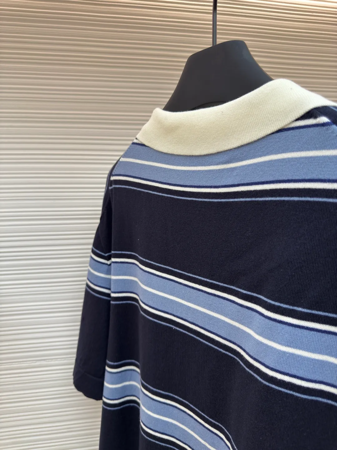 Dior lily of the valley embroidered lapel polo short sleeves ●Authentic product: Purchased and developed by 15150 ●Item number: 1680372-A80 ●Fabric: blue cotton blended woolen fabric ●Technology: embroidery production ●Version: fitted version ●Weight: about 265 grams ●Size: XS-S-M-L ●Description: Blue cotton blended wool jacquard, blue striped cotton blended wool fabric, which combines classic stripe elements with the exquisite craftsmanship of luxury brands. Woven from cotton blended wool, the material is breathable and drapey, and a small amount of synthetic fibers enhance wrinkle resistance. The striped texture design may be achieved through jacquard, welt or contrasting yarn; the surface is fine and smooth, with a slight bump in the striped part. The lily-of-the-valley style embroidery embellishments on the pockets adopt the needle embroidery process, which is a highly artistic and skillful hand-embroidery method; the needle method is used to embroider threads on the fabric to form various exquisite patterns and textures. The stitching has a strong sense of line and three-dimensionality, is lively and has good coverage. By adjusting the shape and size of the embroidery frame, the needle density and gradient density can be adjusted. The simple use of density can produce artistic effects of varying shades and sparses. The overall color is consistent with no color difference. It can be matched with the same style to create a fashionable look, and can be used in various occasions. Customized accessories, complete with three standards, the same style for men and women!