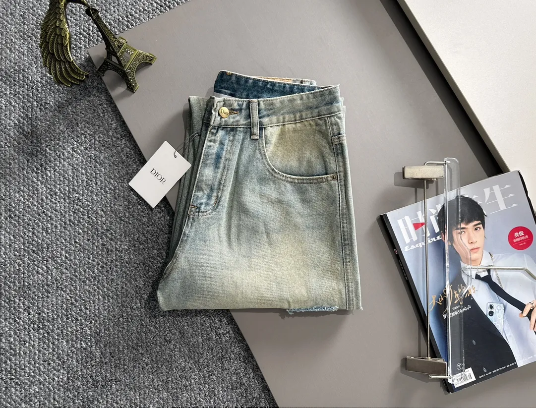 🅿️400 Dior 2025 Four Seasons Loose Jeans and Wide-Leg Trousers, the trend in the trend! Many fashion bloggers control the upper body. The water is woven from imported Japanese Denim plain cotton denim fabric. It has three standards, is soft, delicate, comfortable and breathable. The color has a modern and fashionable vicissitudes. The upper body is versatile and fashionable! Light luxury, a must-have item for daily commuting! Size: S-3XL (please state your height and weight when placing an order)