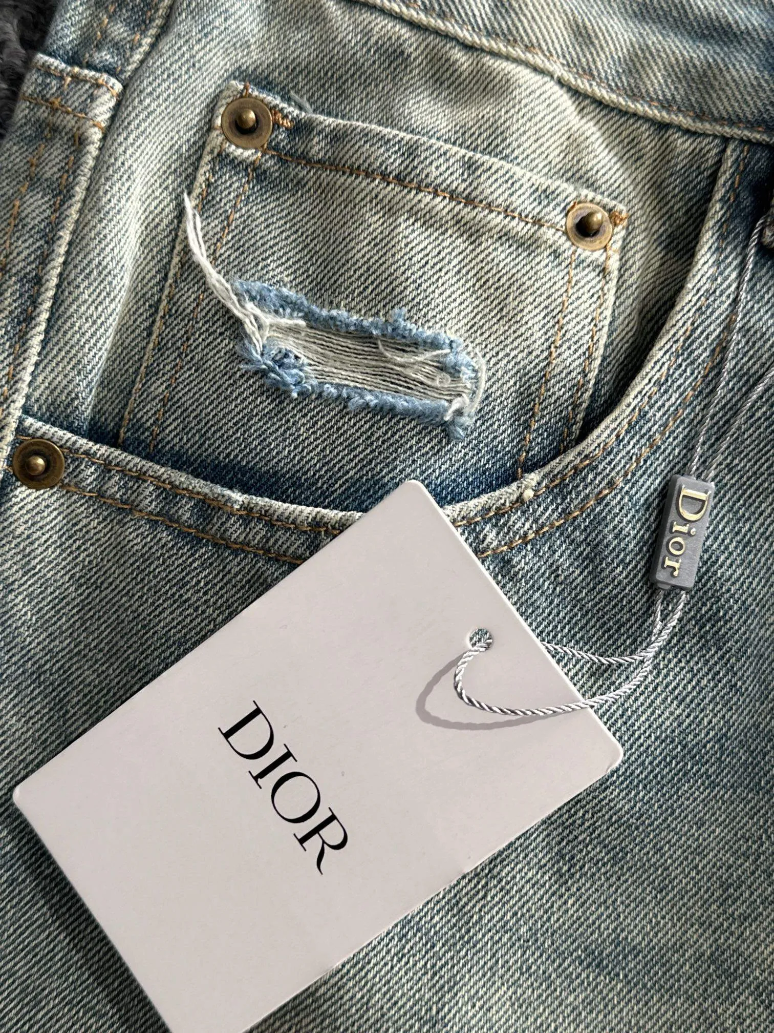 🅿️400 Dior 2025 Four Seasons Loose Jeans and Wide-Leg Trousers, the trend in the trend! Many fashion bloggers control the upper body. The water is woven from imported Japanese Denim plain cotton denim fabric. It has three standards, is soft, delicate, comfortable and breathable. The color has a modern and fashionable vicissitudes. The upper body is versatile and fashionable! Light luxury, a must-have item for daily commuting! Size: S-3XL (please state your height and weight when placing an order)