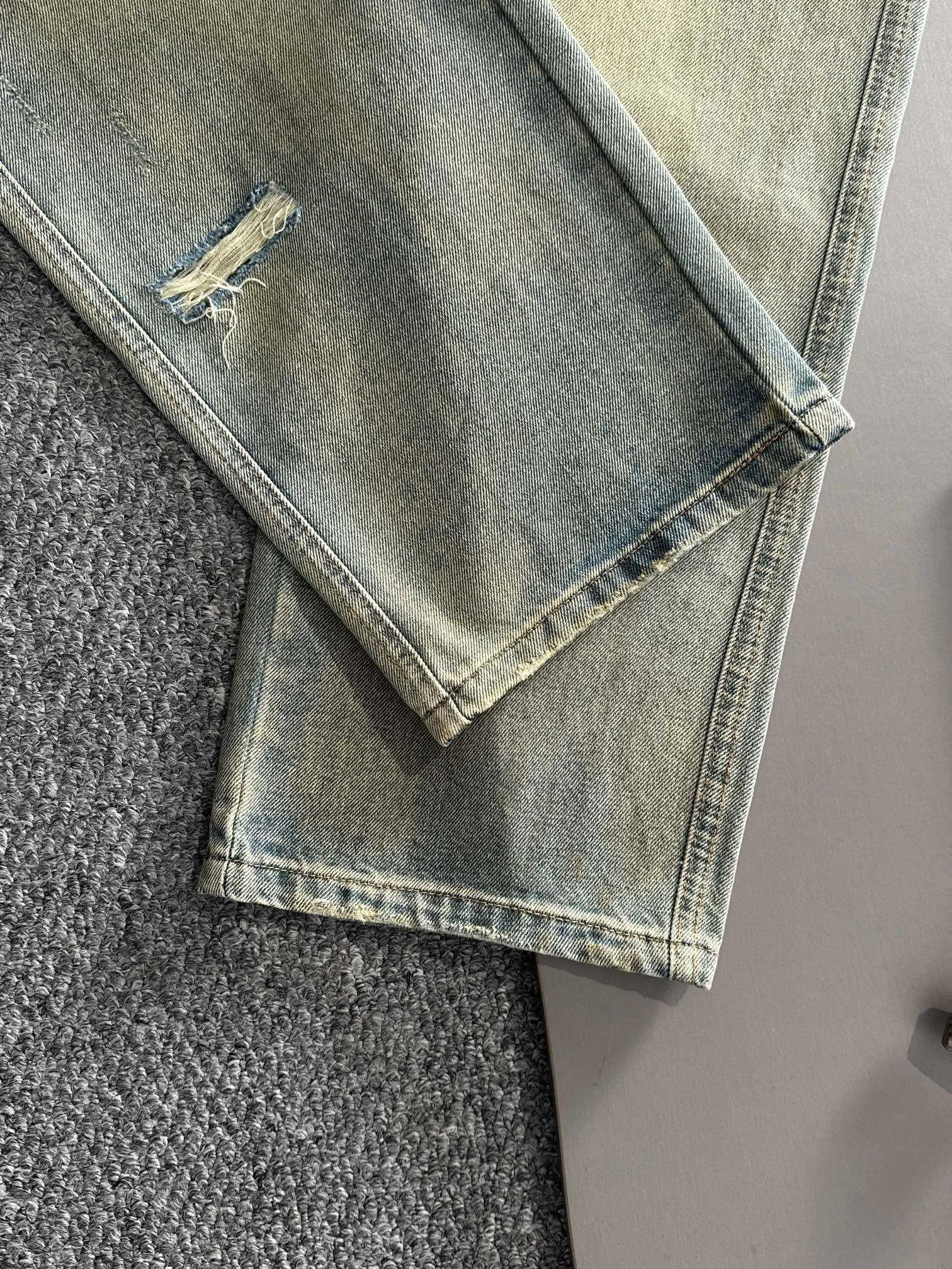 🅿️400 Dior 2025 Four Seasons Loose Jeans and Wide-Leg Trousers, the trend in the trend! Many fashion bloggers control the upper body. The water is woven from imported Japanese Denim plain cotton denim fabric. It has three standards, is soft, delicate, comfortable and breathable. The color has a modern and fashionable vicissitudes. The upper body is versatile and fashionable! Light luxury, a must-have item for daily commuting! Size: S-3XL (please state your height and weight when placing an order)