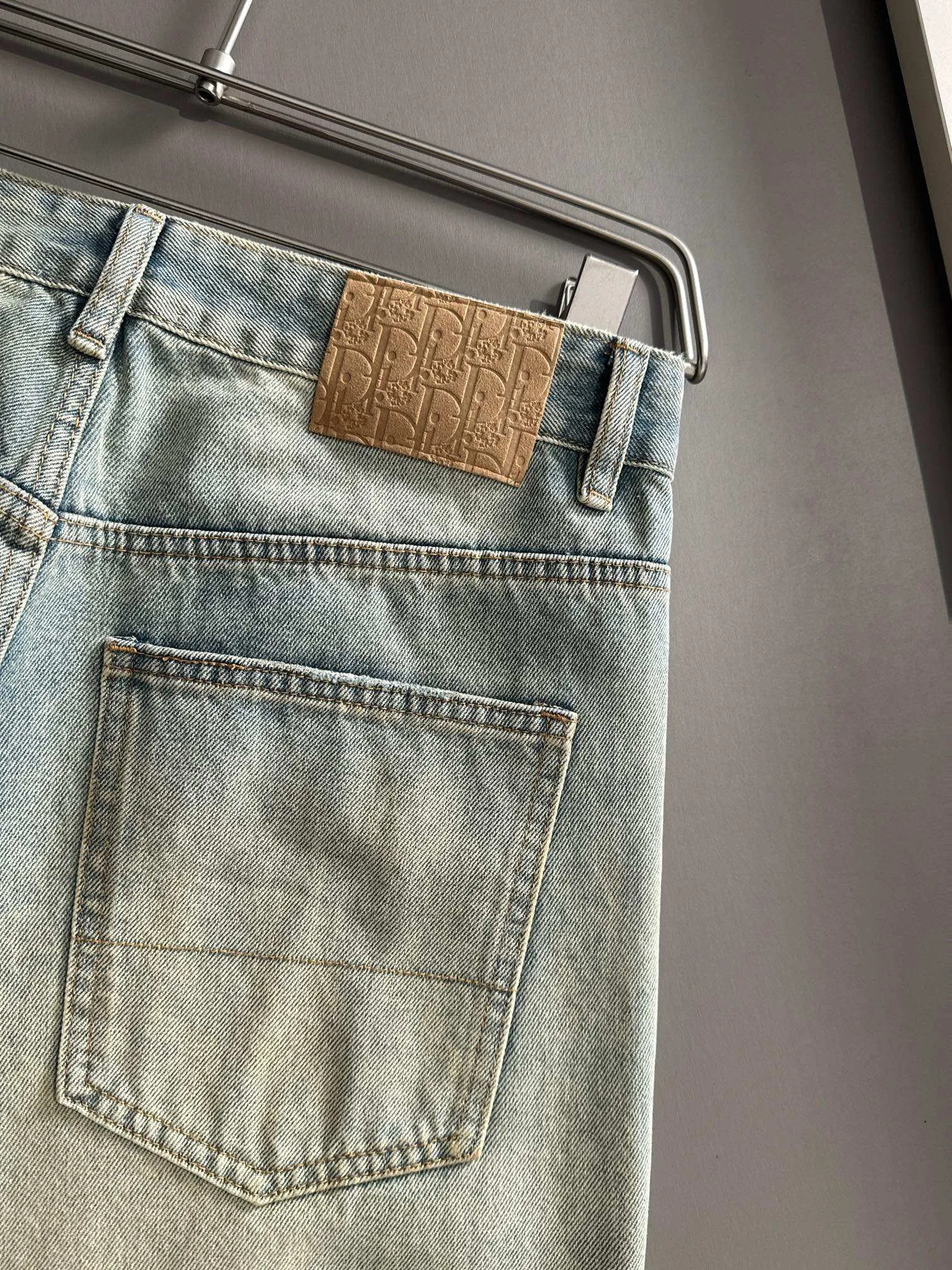 🅿️400 Dior 2025 Four Seasons Loose Jeans and Wide-Leg Trousers, the trend in the trend! Many fashion bloggers control the upper body. The water is woven from imported Japanese Denim plain cotton denim fabric. It has three standards, is soft, delicate, comfortable and breathable. The color has a modern and fashionable vicissitudes. The upper body is versatile and fashionable! Light luxury, a must-have item for daily commuting! Size: S-3XL (please state your height and weight when placing an order)