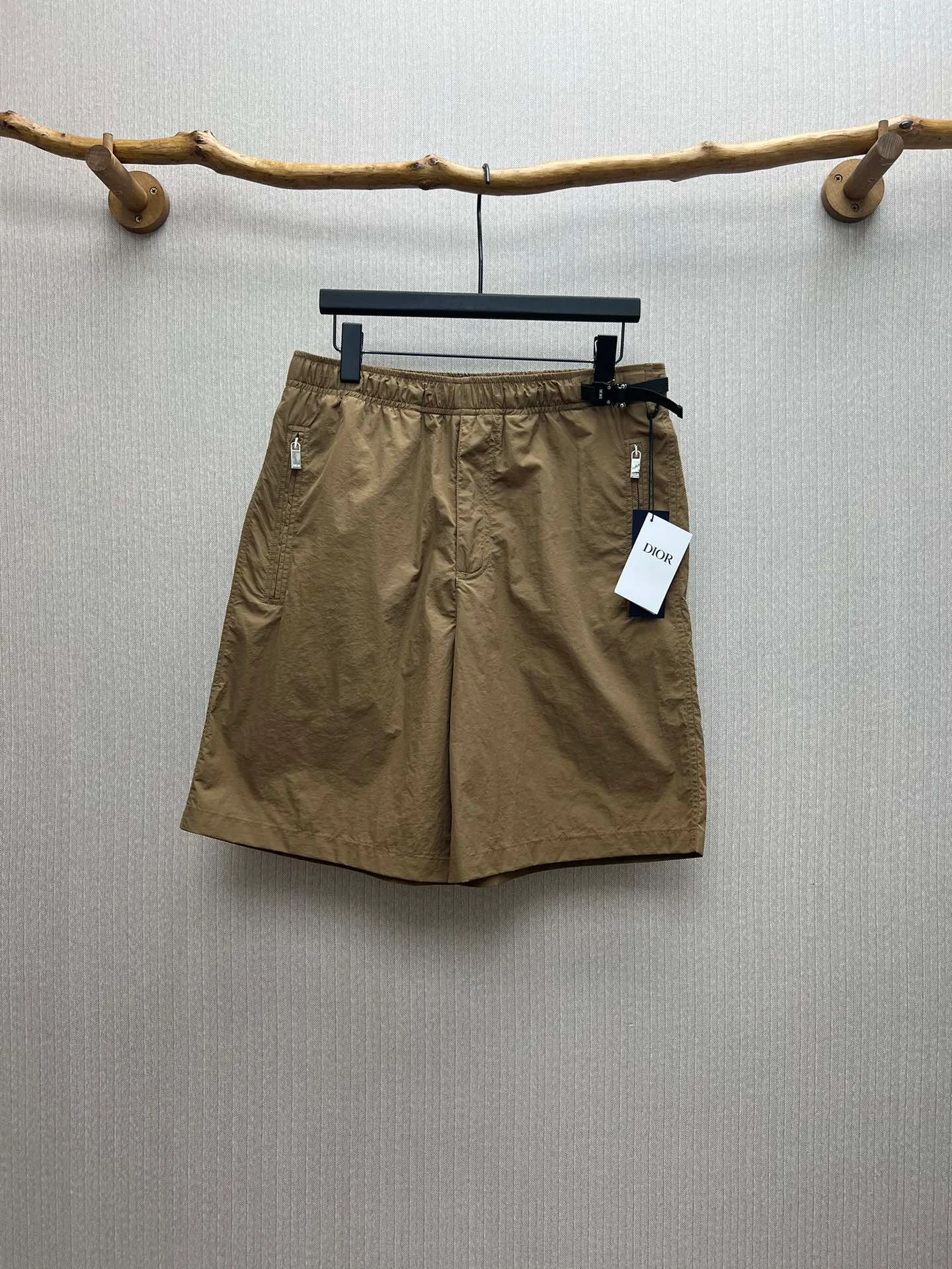 🅿️420 Dior 25ss new shorts, dark blue technical fabric with Dior belt buckle, these shorts are a new interpretation of classic items, highlighting fashion style. Crafted from dark blue technical fabric and finished with a Dior knotted belt buckle for added style. An elasticated waistband and side zip pockets refine the casual silhouette. Pair with a T-shirt for a smart and casual coordinating look.                                         Number of yards: 46.48.50.52.