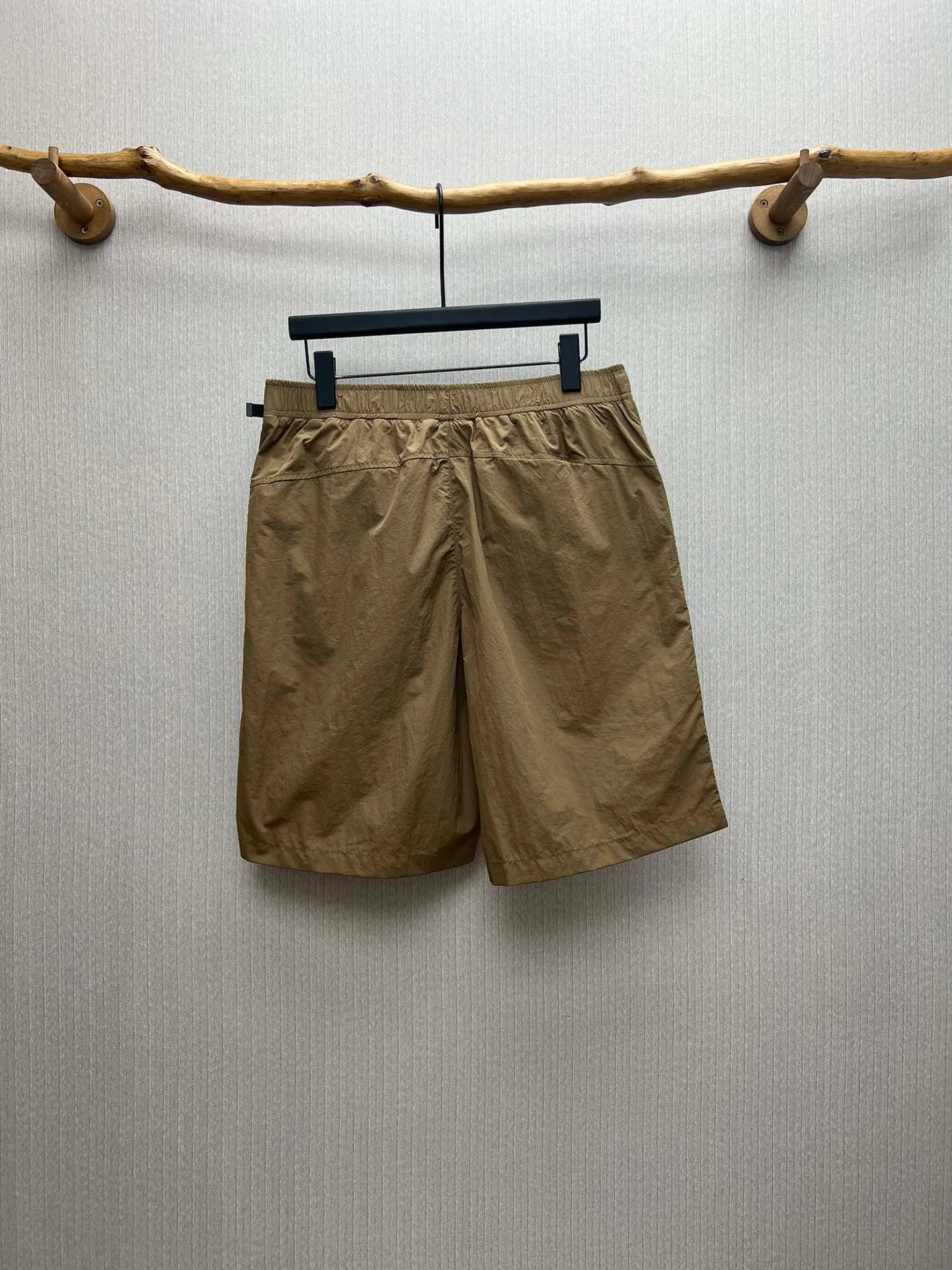 🅿️420 Dior 25ss new shorts, dark blue technical fabric with Dior belt buckle, these shorts are a new interpretation of classic items, highlighting fashion style. Crafted from dark blue technical fabric and finished with a Dior knotted belt buckle for added style. An elasticated waistband and side zip pockets refine the casual silhouette. Pair with a T-shirt for a smart and casual coordinating look.                                         Number of yards: 46.48.50.52.