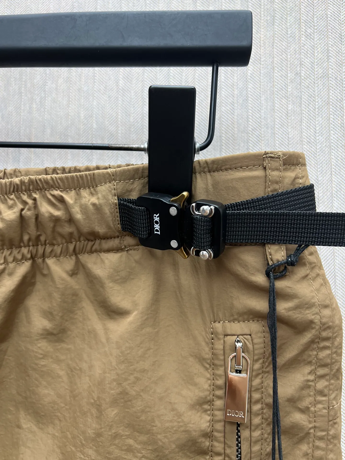 🅿️420 Dior 25ss new shorts, dark blue technical fabric with Dior belt buckle, these shorts are a new interpretation of classic items, highlighting fashion style. Crafted from dark blue technical fabric and finished with a Dior knotted belt buckle for added style. An elasticated waistband and side zip pockets refine the casual silhouette. Pair with a T-shirt for a smart and casual coordinating look.                                         Number of yards: 46.48.50.52.