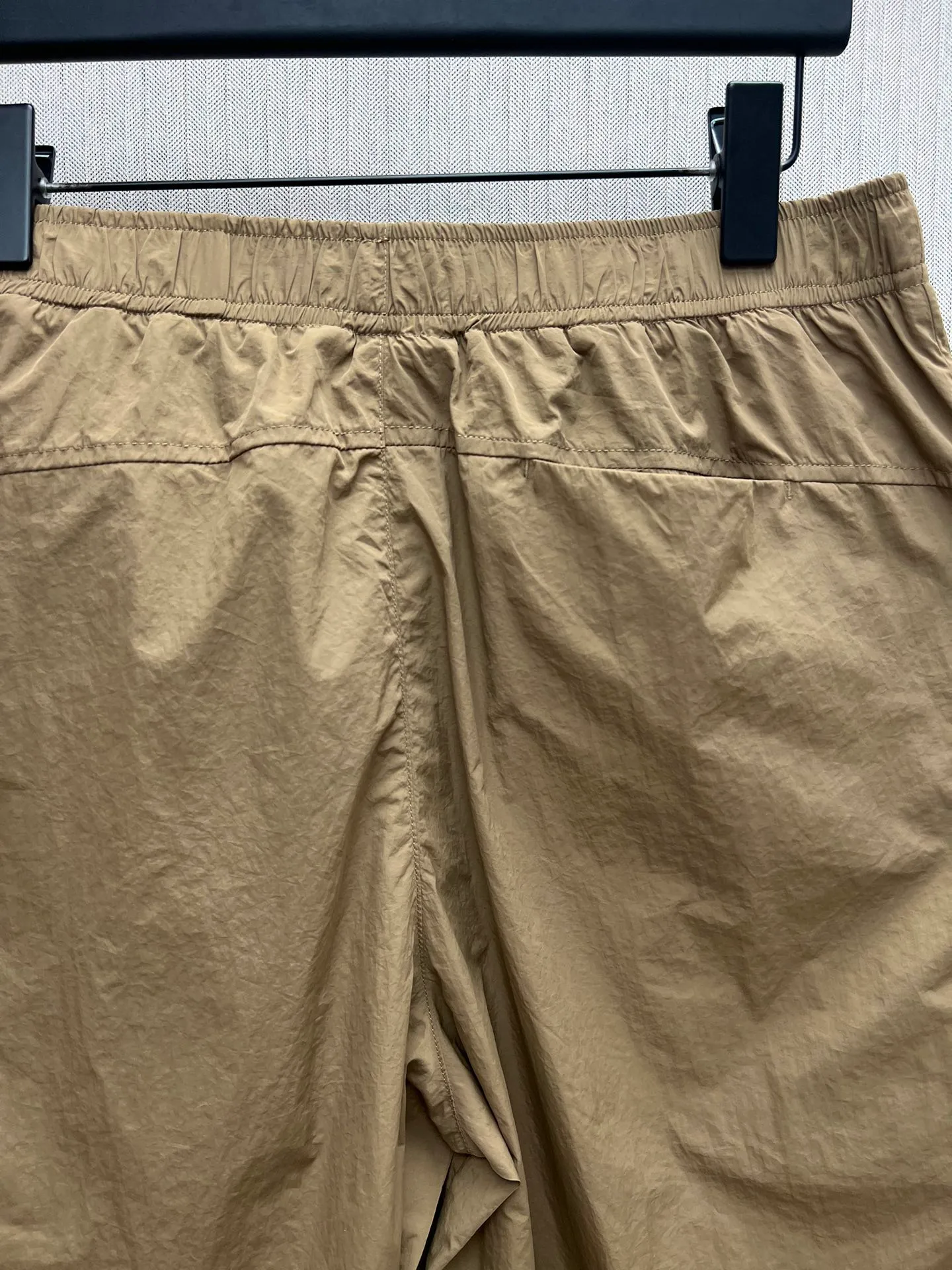 🅿️420 Dior 25ss new shorts, dark blue technical fabric with Dior belt buckle, these shorts are a new interpretation of classic items, highlighting fashion style. Crafted from dark blue technical fabric and finished with a Dior knotted belt buckle for added style. An elasticated waistband and side zip pockets refine the casual silhouette. Pair with a T-shirt for a smart and casual coordinating look.                                         Number of yards: 46.48.50.52.