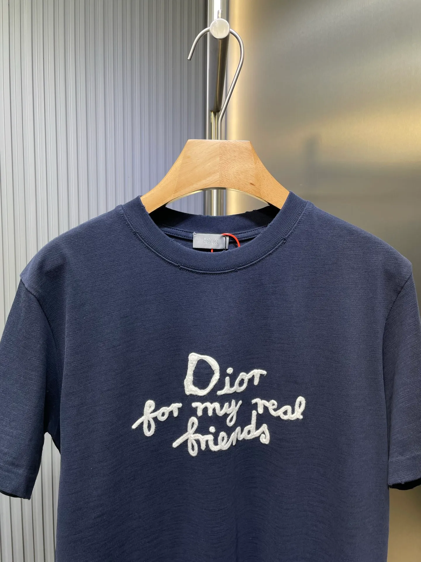 🅿️270 Dior 🌟【Top replica】Terry embroidered short sleeves. Customized slub pattern matt woven cotton. Full texture. Comfortable and close to the skin. The indigo background collides with cloud white. The neat "Dior For My Real Friends" statement on the chest is presented with towel embroidery. It forms a subtle texture layer and makes the text a flowing brand badge. The joint ideological structure becomes a walking joint art exhibition. Technique 1: Using towel embroidery, a traditional hand-made embroidery technology. Embroidery is carried out using the needle method, and is completed by changing the hooking action of a special machine head. The coils are interlocked one by one, thus bringing about a towel-like texture and effect. Process 2: Many parts of the body are worn by pure artificial regular positioning and manual brushing marks. Texture and depth are added to the surface of the clothing to imitate the texture of natural wear. Process 3: The fabrics are washed and have a better hand feel. Not easy to deform, not easy to shrink, not easy to fade, and maintain long-term beauty. Accessories: Customized 1:1 Dior trademark Fit: Loose fit Sizes: S M L XL