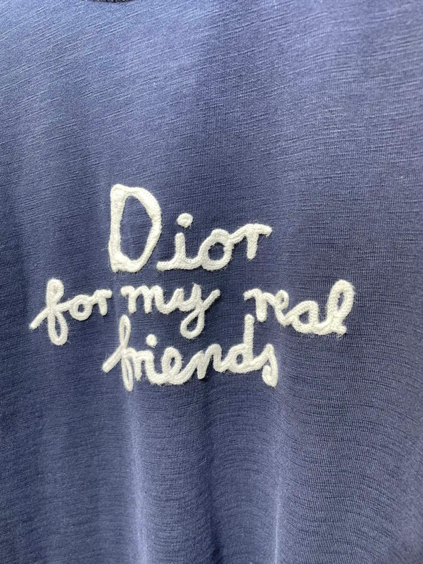 🅿️270 Dior 🌟【Top replica】Terry embroidered short sleeves. Customized slub pattern matt woven cotton. Full texture. Comfortable and close to the skin. The indigo background collides with cloud white. The neat "Dior For My Real Friends" statement on the chest is presented with towel embroidery. It forms a subtle texture layer and makes the text a flowing brand badge. The joint ideological structure becomes a walking joint art exhibition. Technique 1: Using towel embroidery, a traditional hand-made embroidery technology. Embroidery is carried out using the needle method, and is completed by changing the hooking action of a special machine head. The coils are interlocked one by one, thus bringing about a towel-like texture and effect. Process 2: Many parts of the body are worn by pure artificial regular positioning and manual brushing marks. Texture and depth are added to the surface of the clothing to imitate the texture of natural wear. Process 3: The fabrics are washed and have a better hand feel. Not easy to deform, not easy to shrink, not easy to fade, and maintain long-term beauty. Accessories: Customized 1:1 Dior trademark Fit: Loose fit Sizes: S M L XL