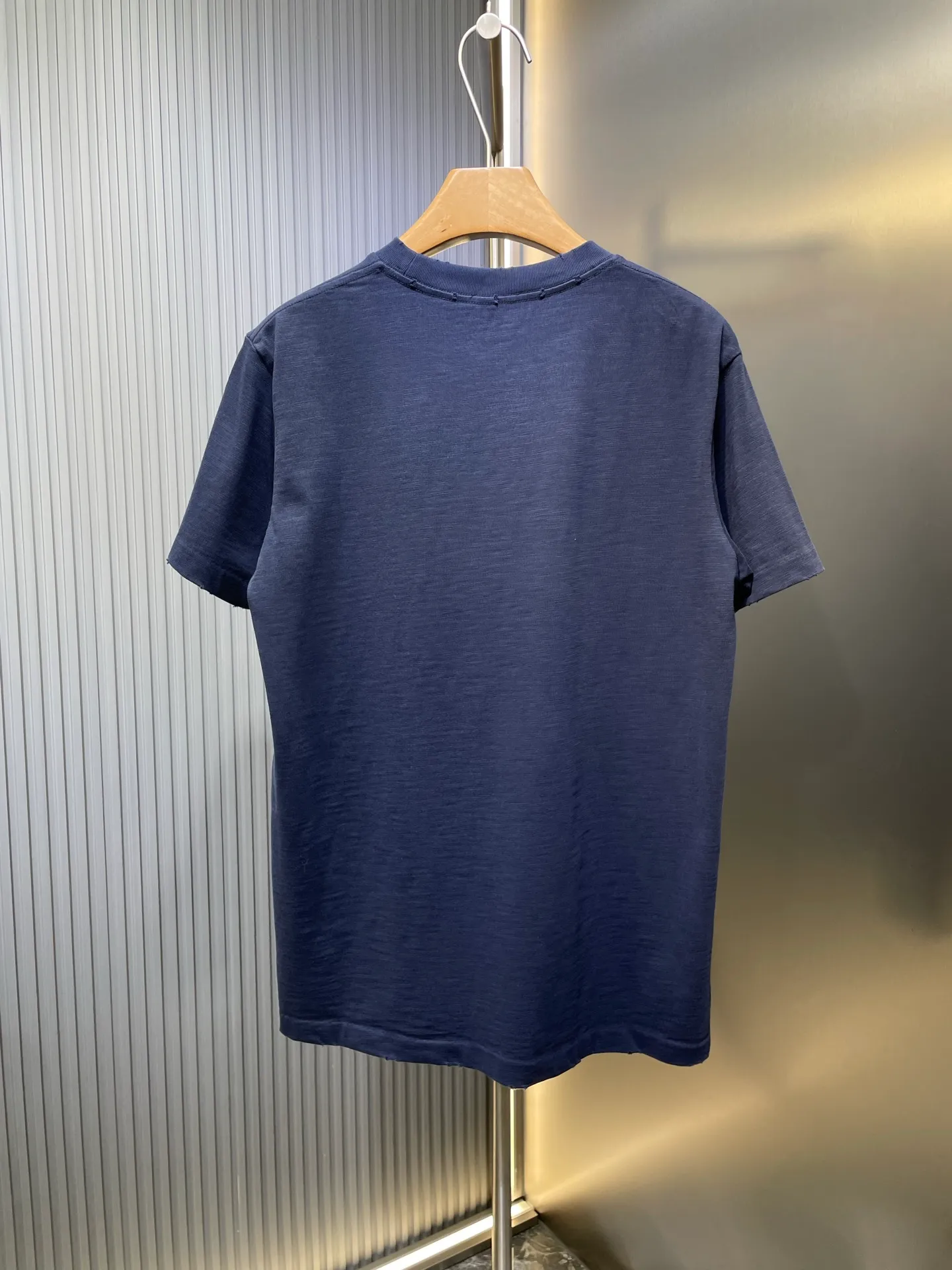 🅿️270 Dior 🌟【Top replica】Terry embroidered short sleeves. Customized slub pattern matt woven cotton. Full texture. Comfortable and close to the skin. The indigo background collides with cloud white. The neat "Dior For My Real Friends" statement on the chest is presented with towel embroidery. It forms a subtle texture layer and makes the text a flowing brand badge. The joint ideological structure becomes a walking joint art exhibition. Technique 1: Using towel embroidery, a traditional hand-made embroidery technology. Embroidery is carried out using the needle method, and is completed by changing the hooking action of a special machine head. The coils are interlocked one by one, thus bringing about a towel-like texture and effect. Process 2: Many parts of the body are worn by pure artificial regular positioning and manual brushing marks. Texture and depth are added to the surface of the clothing to imitate the texture of natural wear. Process 3: The fabrics are washed and have a better hand feel. Not easy to deform, not easy to shrink, not easy to fade, and maintain long-term beauty. Accessories: Customized 1:1 Dior trademark Fit: Loose fit Sizes: S M L XL