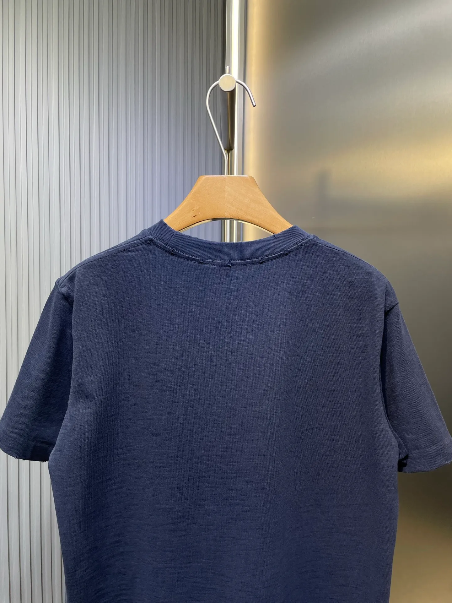 🅿️270 Dior 🌟【Top replica】Terry embroidered short sleeves. Customized slub pattern matt woven cotton. Full texture. Comfortable and close to the skin. The indigo background collides with cloud white. The neat "Dior For My Real Friends" statement on the chest is presented with towel embroidery. It forms a subtle texture layer and makes the text a flowing brand badge. The joint ideological structure becomes a walking joint art exhibition. Technique 1: Using towel embroidery, a traditional hand-made embroidery technology. Embroidery is carried out using the needle method, and is completed by changing the hooking action of a special machine head. The coils are interlocked one by one, thus bringing about a towel-like texture and effect. Process 2: Many parts of the body are worn by pure artificial regular positioning and manual brushing marks. Texture and depth are added to the surface of the clothing to imitate the texture of natural wear. Process 3: The fabrics are washed and have a better hand feel. Not easy to deform, not easy to shrink, not easy to fade, and maintain long-term beauty. Accessories: Customized 1:1 Dior trademark Fit: Loose fit Sizes: S M L XL