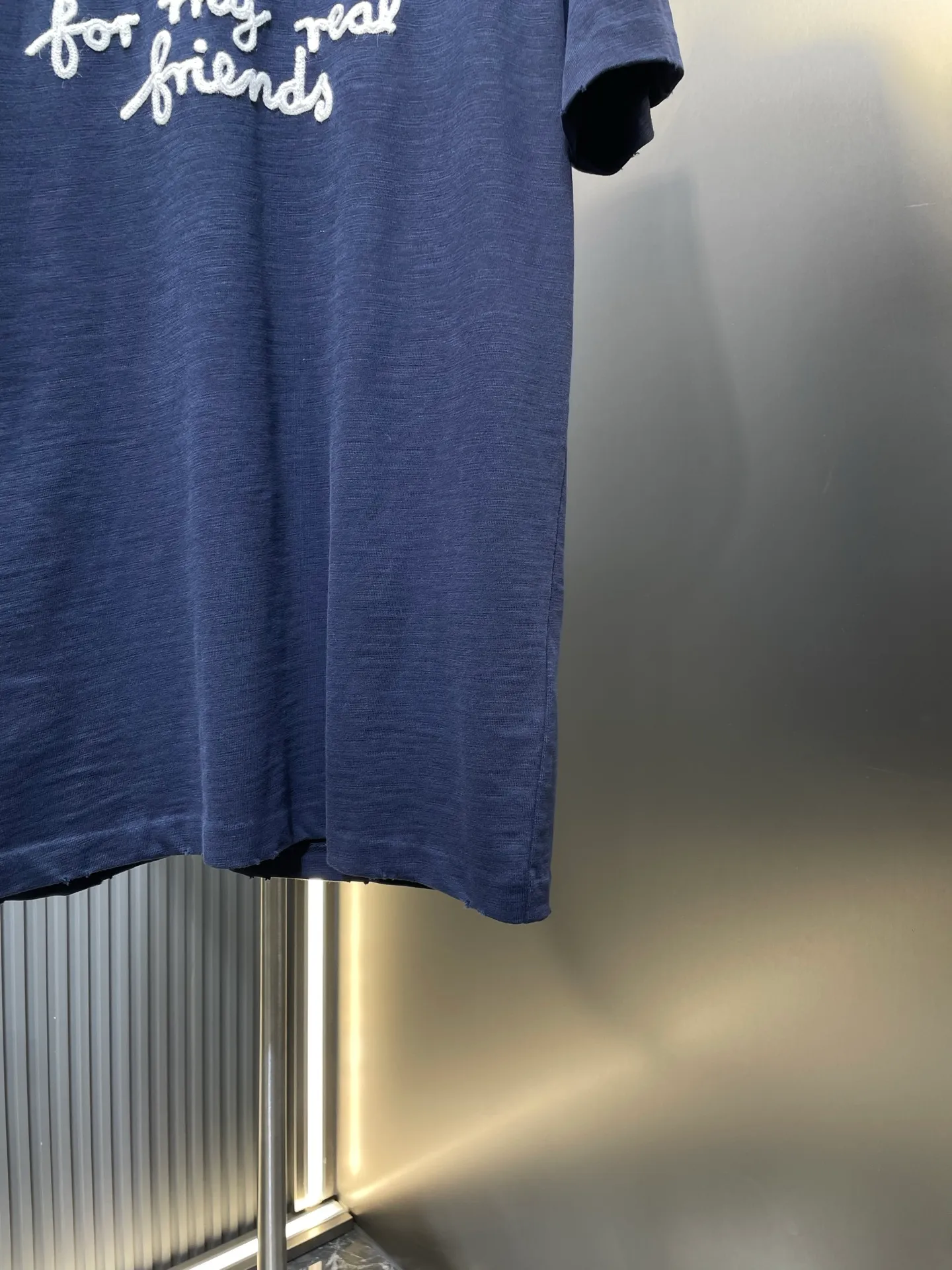 🅿️270 Dior 🌟【Top replica】Terry embroidered short sleeves. Customized slub pattern matt woven cotton. Full texture. Comfortable and close to the skin. The indigo background collides with cloud white. The neat "Dior For My Real Friends" statement on the chest is presented with towel embroidery. It forms a subtle texture layer and makes the text a flowing brand badge. The joint ideological structure becomes a walking joint art exhibition. Technique 1: Using towel embroidery, a traditional hand-made embroidery technology. Embroidery is carried out using the needle method, and is completed by changing the hooking action of a special machine head. The coils are interlocked one by one, thus bringing about a towel-like texture and effect. Process 2: Many parts of the body are worn by pure artificial regular positioning and manual brushing marks. Texture and depth are added to the surface of the clothing to imitate the texture of natural wear. Process 3: The fabrics are washed and have a better hand feel. Not easy to deform, not easy to shrink, not easy to fade, and maintain long-term beauty. Accessories: Customized 1:1 Dior trademark Fit: Loose fit Sizes: S M L XL