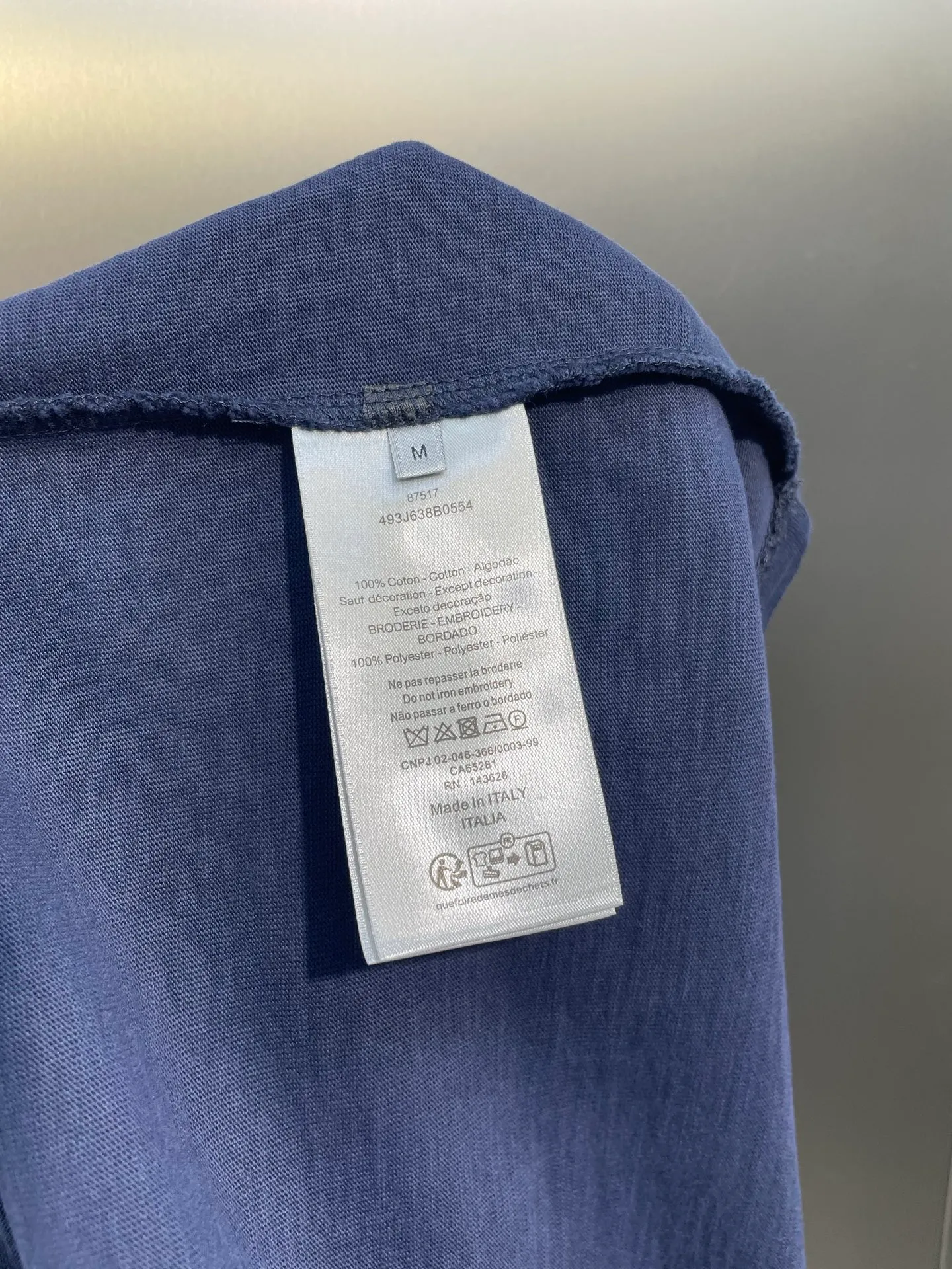 🅿️270 Dior 🌟【Top replica】Terry embroidered short sleeves. Customized slub pattern matt woven cotton. Full texture. Comfortable and close to the skin. The indigo background collides with cloud white. The neat "Dior For My Real Friends" statement on the chest is presented with towel embroidery. It forms a subtle texture layer and makes the text a flowing brand badge. The joint ideological structure becomes a walking joint art exhibition. Technique 1: Using towel embroidery, a traditional hand-made embroidery technology. Embroidery is carried out using the needle method, and is completed by changing the hooking action of a special machine head. The coils are interlocked one by one, thus bringing about a towel-like texture and effect. Process 2: Many parts of the body are worn by pure artificial regular positioning and manual brushing marks. Texture and depth are added to the surface of the clothing to imitate the texture of natural wear. Process 3: The fabrics are washed and have a better hand feel. Not easy to deform, not easy to shrink, not easy to fade, and maintain long-term beauty. Accessories: Customized 1:1 Dior trademark Fit: Loose fit Sizes: S M L XL