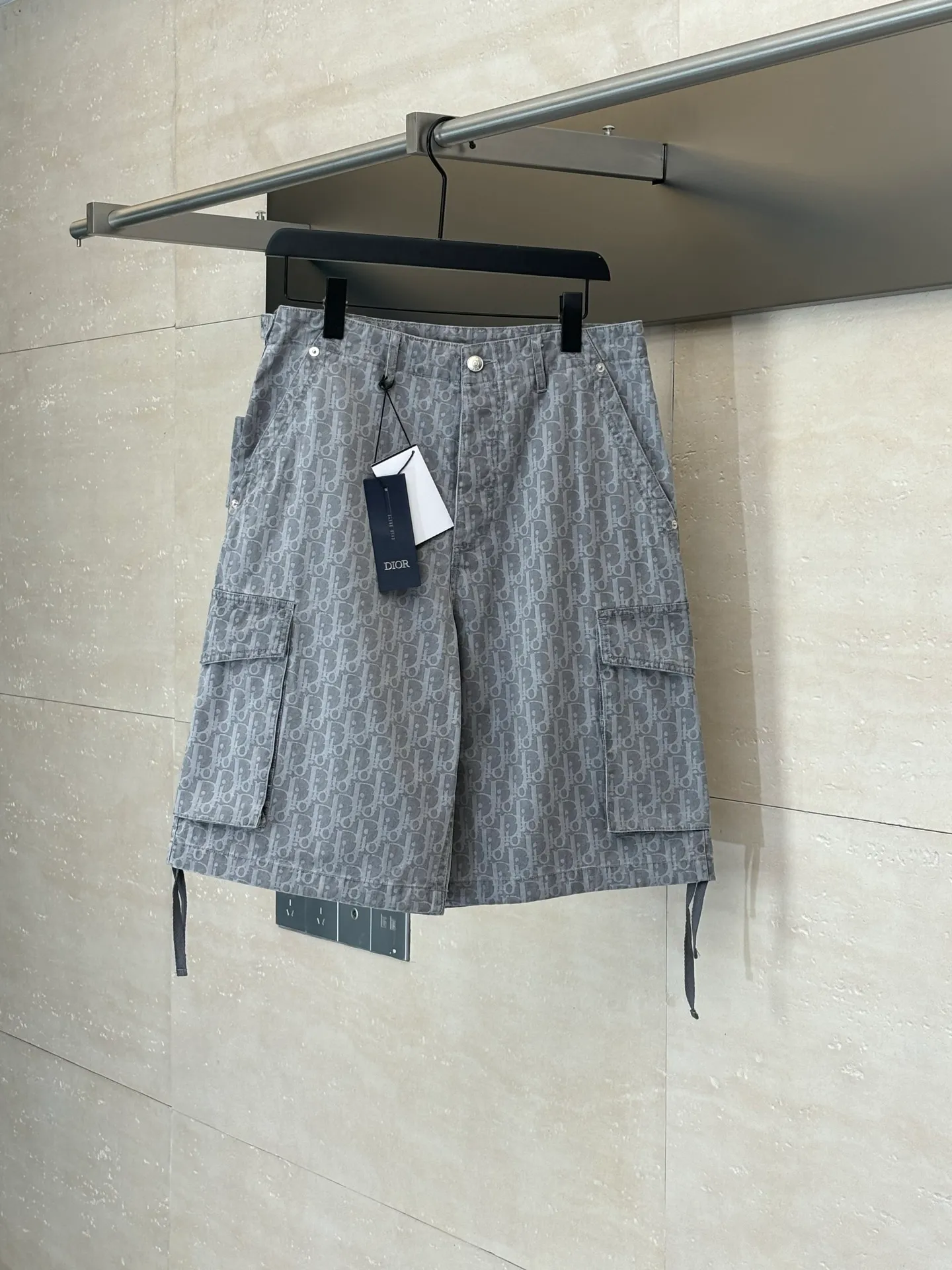 🅿️476 Dio*/Dior 25SS full-print jacquard denim shorts. The fabric letters are printed using a discharge printing process. The color of the original yarn is pulled out to white gray. It is not the so-called printed or jacquard fabric on the market. The fabric texture is thick and stiff, and it is not the soft and thin material on the market. Pay attention to the distinction. The fabric characteristics are not easy to wrinkle. The dyeing yarn 100% restores the original color. Exclusively molded and custom-made aluminum buckles, which will not rust easily after being stored for a long time after washing. The letters "D1OR" on the small button on the pocket are clearly visible. The unique design of the notched lapels and the straight and loose fit not only retains the classic beauty of the lapels, but also gives the shirt a retro and casual atmosphere. A full set of new accessories are customized simultaneously, with perfect details. Size: 46/48/50/52