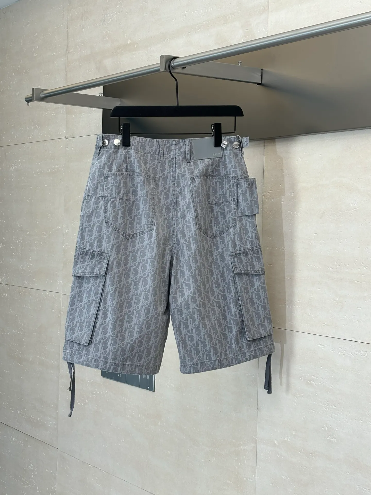 🅿️476 Dio*/Dior 25SS full-print jacquard denim shorts. The fabric letters are printed using a discharge printing process. The color of the original yarn is pulled out to white gray. It is not the so-called printed or jacquard fabric on the market. The fabric texture is thick and stiff, and it is not the soft and thin material on the market. Pay attention to the distinction. The fabric characteristics are not easy to wrinkle. The dyeing yarn 100% restores the original color. Exclusively molded and custom-made aluminum buckles, which will not rust easily after being stored for a long time after washing. The letters "D1OR" on the small button on the pocket are clearly visible. The unique design of the notched lapels and the straight and loose fit not only retains the classic beauty of the lapels, but also gives the shirt a retro and casual atmosphere. A full set of new accessories are customized simultaneously, with perfect details. Size: 46/48/50/52