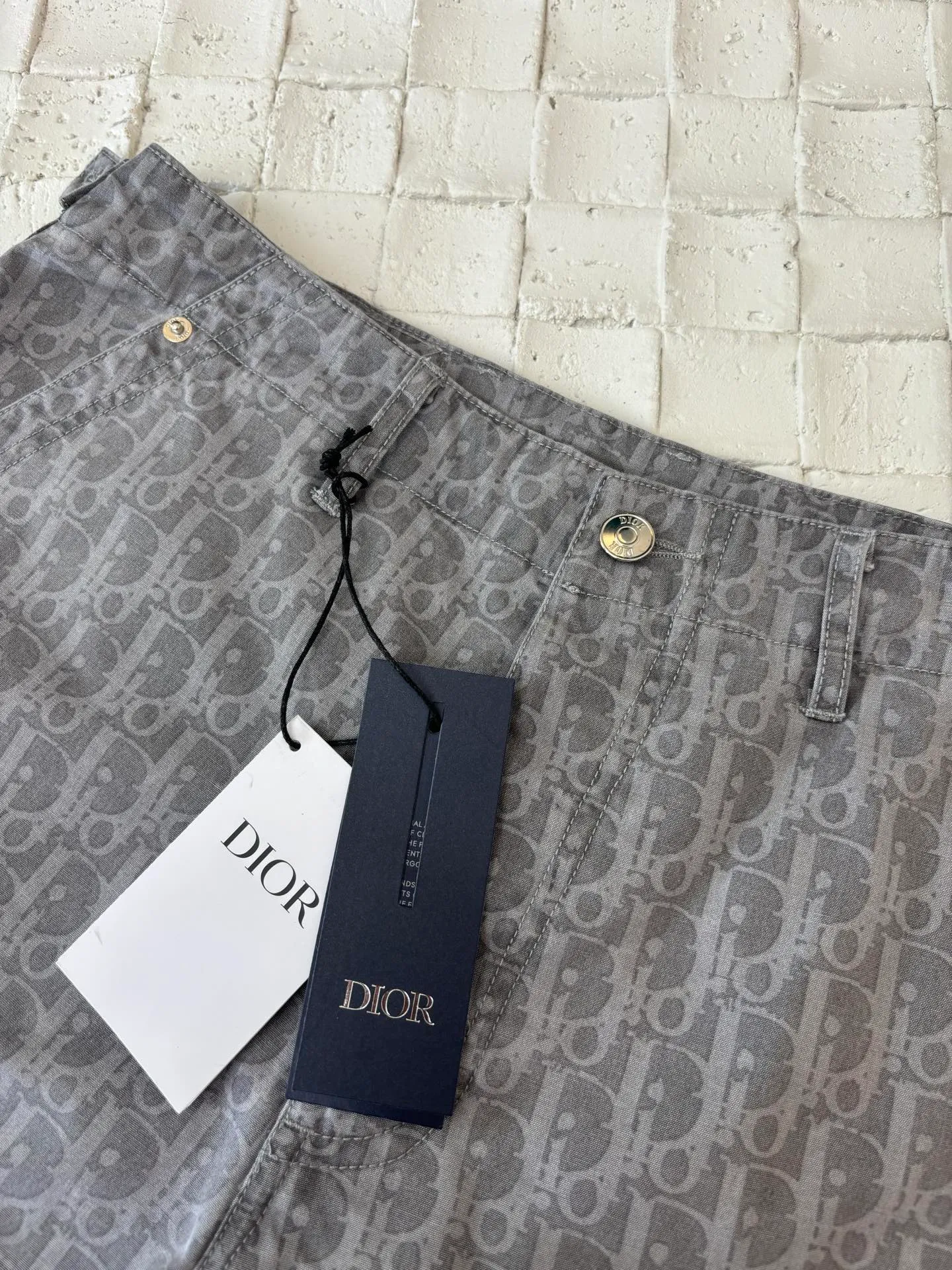 🅿️476 Dio*/Dior 25SS full-print jacquard denim shorts. The fabric letters are printed using a discharge printing process. The color of the original yarn is pulled out to white gray. It is not the so-called printed or jacquard fabric on the market. The fabric texture is thick and stiff, and it is not the soft and thin material on the market. Pay attention to the distinction. The fabric characteristics are not easy to wrinkle. The dyeing yarn 100% restores the original color. Exclusively molded and custom-made aluminum buckles, which will not rust easily after being stored for a long time after washing. The letters "D1OR" on the small button on the pocket are clearly visible. The unique design of the notched lapels and the straight and loose fit not only retains the classic beauty of the lapels, but also gives the shirt a retro and casual atmosphere. A full set of new accessories are customized simultaneously, with perfect details. Size: 46/48/50/52