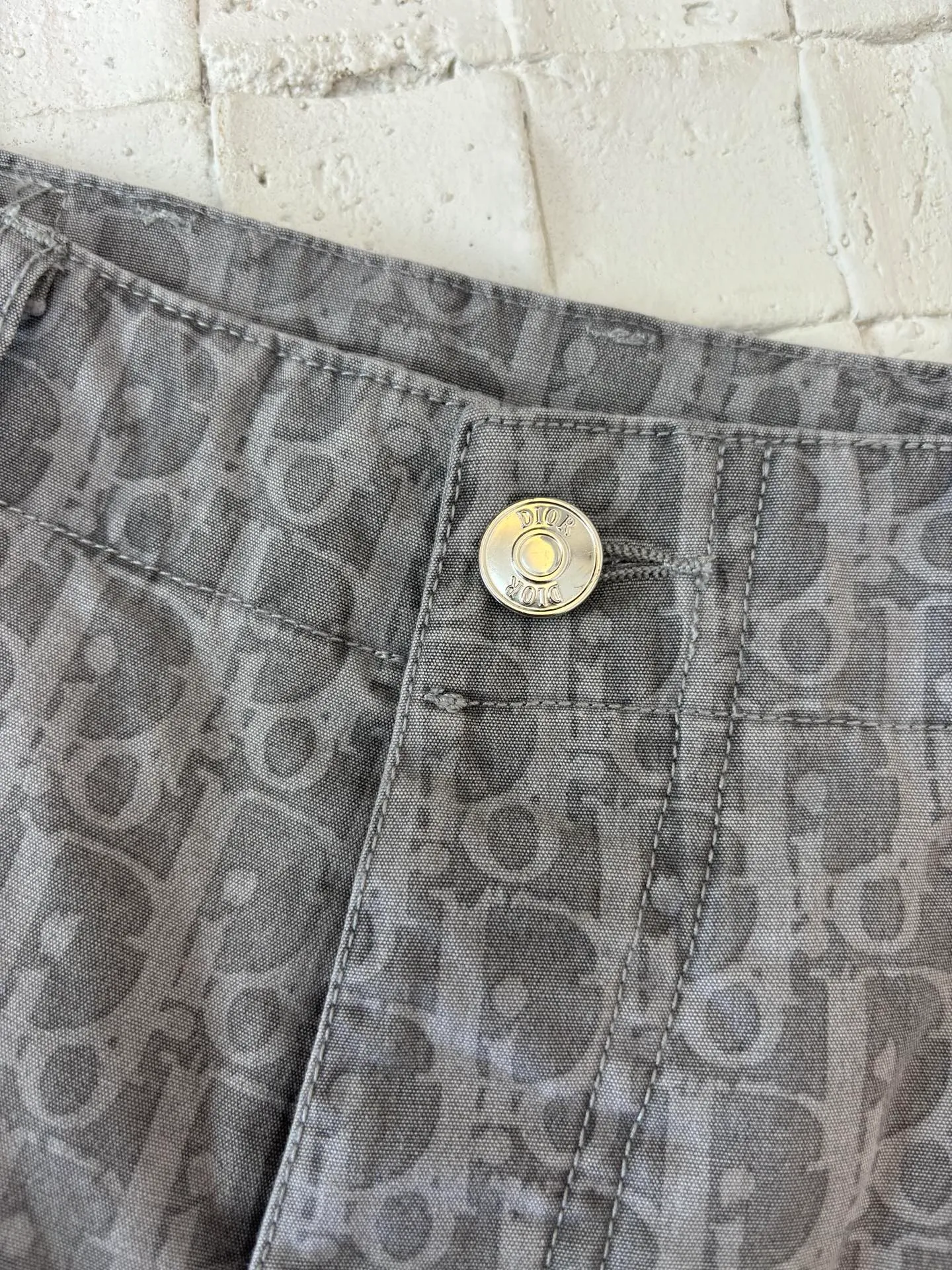 🅿️476 Dio*/Dior 25SS full-print jacquard denim shorts. The fabric letters are printed using a discharge printing process. The color of the original yarn is pulled out to white gray. It is not the so-called printed or jacquard fabric on the market. The fabric texture is thick and stiff, and it is not the soft and thin material on the market. Pay attention to the distinction. The fabric characteristics are not easy to wrinkle. The dyeing yarn 100% restores the original color. Exclusively molded and custom-made aluminum buckles, which will not rust easily after being stored for a long time after washing. The letters "D1OR" on the small button on the pocket are clearly visible. The unique design of the notched lapels and the straight and loose fit not only retains the classic beauty of the lapels, but also gives the shirt a retro and casual atmosphere. A full set of new accessories are customized simultaneously, with perfect details. Size: 46/48/50/52