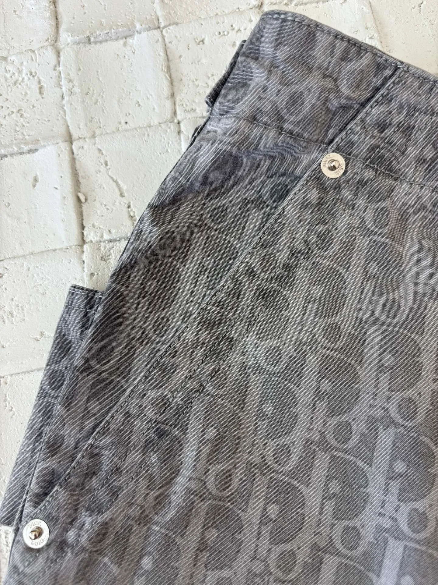 🅿️476 Dio*/Dior 25SS full-print jacquard denim shorts. The fabric letters are printed using a discharge printing process. The color of the original yarn is pulled out to white gray. It is not the so-called printed or jacquard fabric on the market. The fabric texture is thick and stiff, and it is not the soft and thin material on the market. Pay attention to the distinction. The fabric characteristics are not easy to wrinkle. The dyeing yarn 100% restores the original color. Exclusively molded and custom-made aluminum buckles, which will not rust easily after being stored for a long time after washing. The letters "D1OR" on the small button on the pocket are clearly visible. The unique design of the notched lapels and the straight and loose fit not only retains the classic beauty of the lapels, but also gives the shirt a retro and casual atmosphere. A full set of new accessories are customized simultaneously, with perfect details. Size: 46/48/50/52