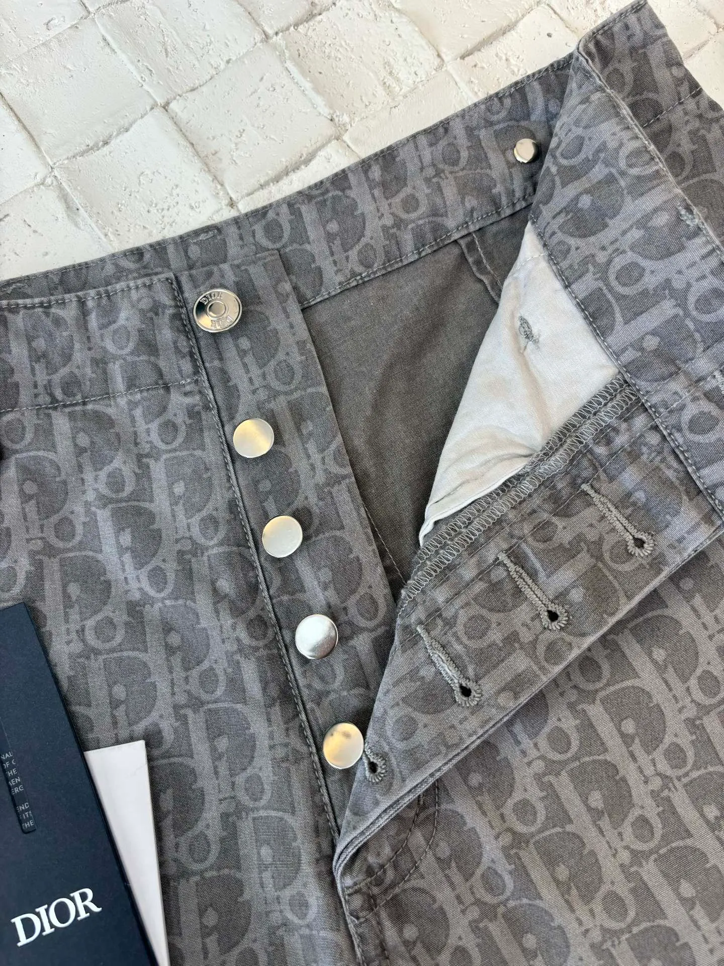 🅿️476 Dio*/Dior 25SS full-print jacquard denim shorts. The fabric letters are printed using a discharge printing process. The color of the original yarn is pulled out to white gray. It is not the so-called printed or jacquard fabric on the market. The fabric texture is thick and stiff, and it is not the soft and thin material on the market. Pay attention to the distinction. The fabric characteristics are not easy to wrinkle. The dyeing yarn 100% restores the original color. Exclusively molded and custom-made aluminum buckles, which will not rust easily after being stored for a long time after washing. The letters "D1OR" on the small button on the pocket are clearly visible. The unique design of the notched lapels and the straight and loose fit not only retains the classic beauty of the lapels, but also gives the shirt a retro and casual atmosphere. A full set of new accessories are customized simultaneously, with perfect details. Size: 46/48/50/52