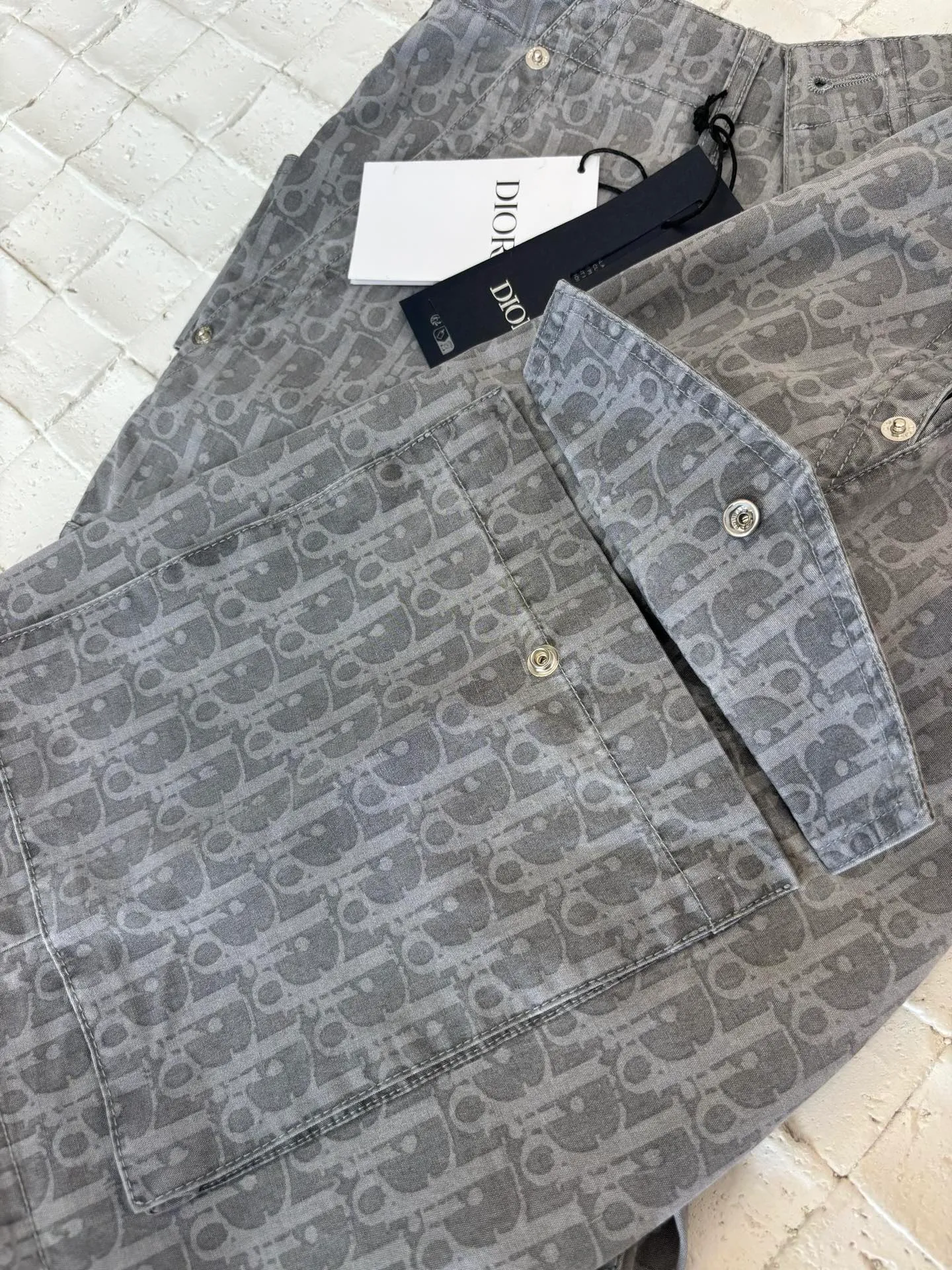 🅿️476 Dio*/Dior 25SS full-print jacquard denim shorts. The fabric letters are printed using a discharge printing process. The color of the original yarn is pulled out to white gray. It is not the so-called printed or jacquard fabric on the market. The fabric texture is thick and stiff, and it is not the soft and thin material on the market. Pay attention to the distinction. The fabric characteristics are not easy to wrinkle. The dyeing yarn 100% restores the original color. Exclusively molded and custom-made aluminum buckles, which will not rust easily after being stored for a long time after washing. The letters "D1OR" on the small button on the pocket are clearly visible. The unique design of the notched lapels and the straight and loose fit not only retains the classic beauty of the lapels, but also gives the shirt a retro and casual atmosphere. A full set of new accessories are customized simultaneously, with perfect details. Size: 46/48/50/52