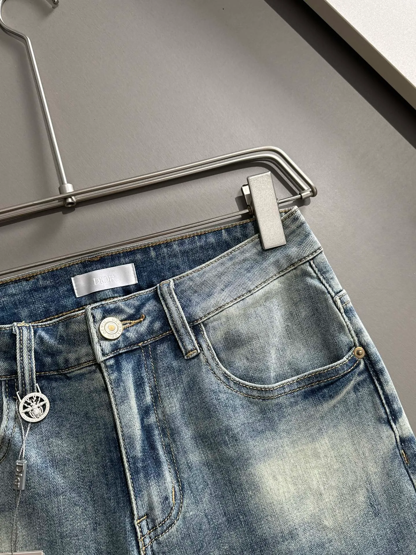 🅿️360 Dior's new 2025 summer slim-fit jeans trousers are woven from imported Japanese Denim plain cotton denim fabrics. They are complete with three standards, simple yet elegant, soft, delicate and comfortable, and the upper body is versatile and fashionable! Light luxury, a must-have item for daily commuting! Code number: 28-38 (please state your height and weight when placing an order)