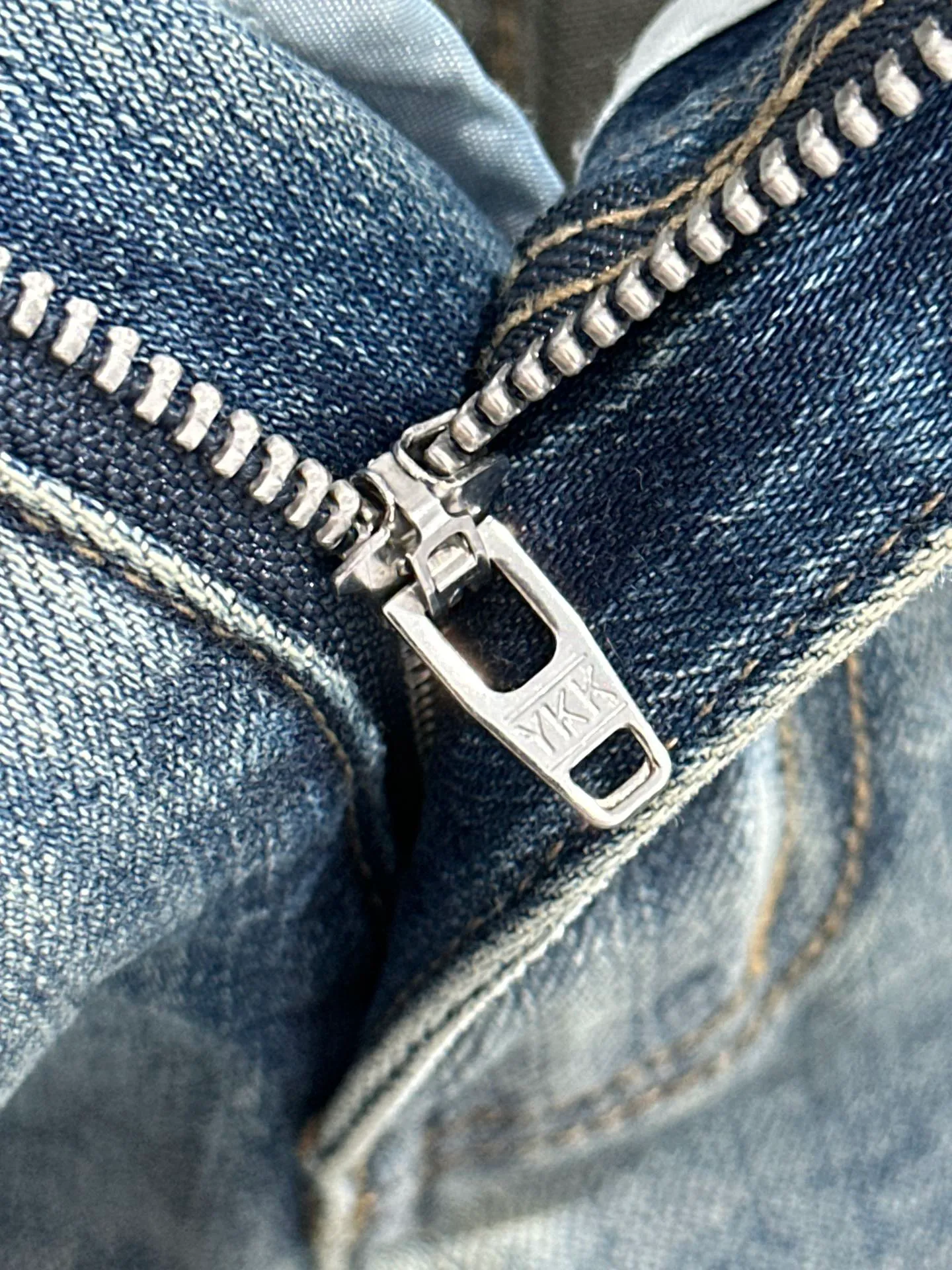 🅿️360 Dior's new 2025 summer slim-fit jeans trousers are woven from imported Japanese Denim plain cotton denim fabrics. They are complete with three standards, simple yet elegant, soft, delicate and comfortable, and the upper body is versatile and fashionable! Light luxury, a must-have item for daily commuting! Code number: 28-38 (please state your height and weight when placing an order)