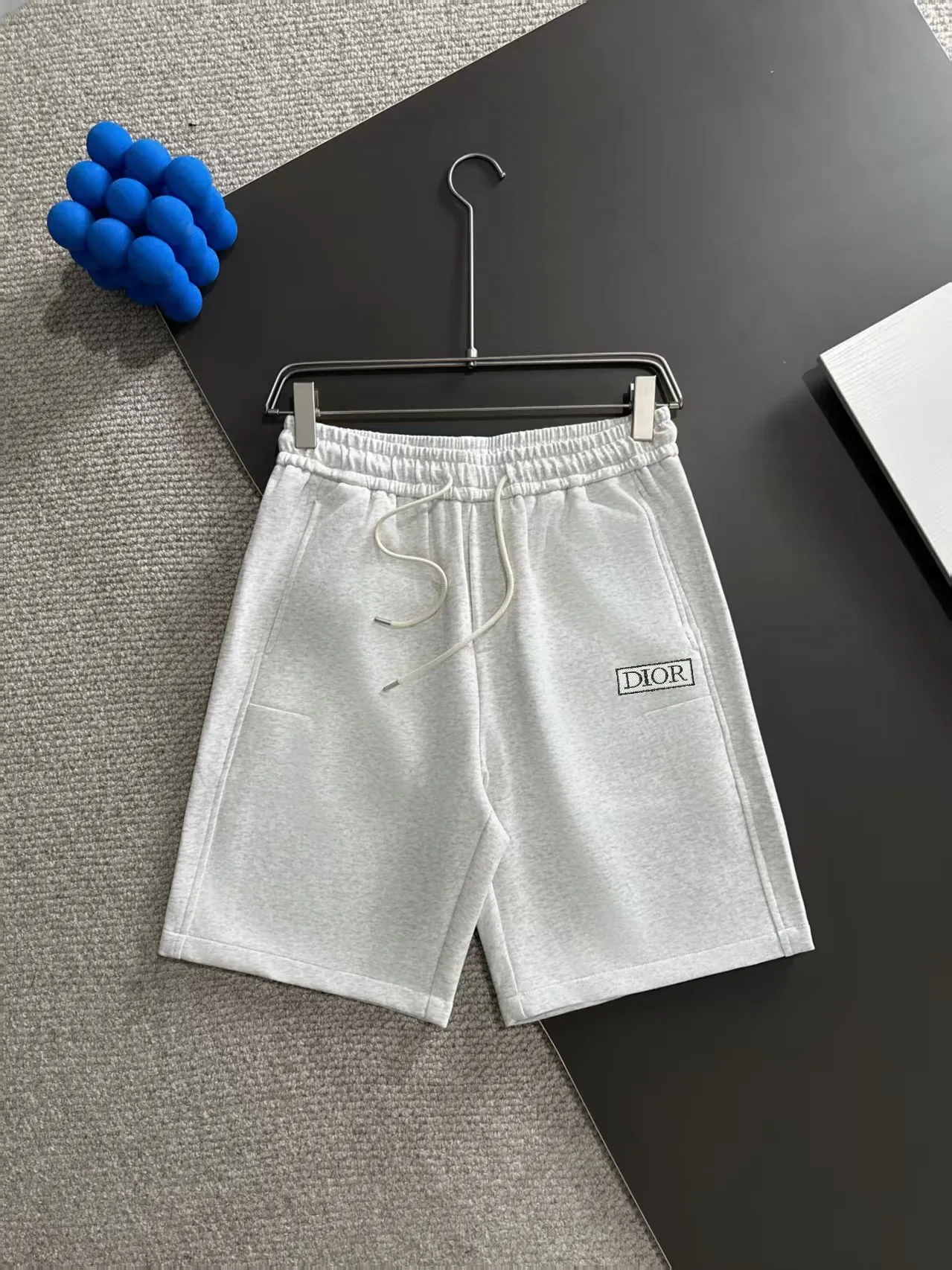 🅿️330 shipped next day. High-quality DIOR Dior 2025 spring and summer new high-definition elastic band casual solid color loose shorts. Made with machines imported from Italy. The hem of the trousers is stitched with two needles. The stitching is fine and firm. The fabric is customized at the counter. It has high breathability and comfort. The details are impeccable. The design concept of brand elements reflects high quality. It feels delicate and soft! It presents a casual cut and the upper body shape is great! Size: M-3XL