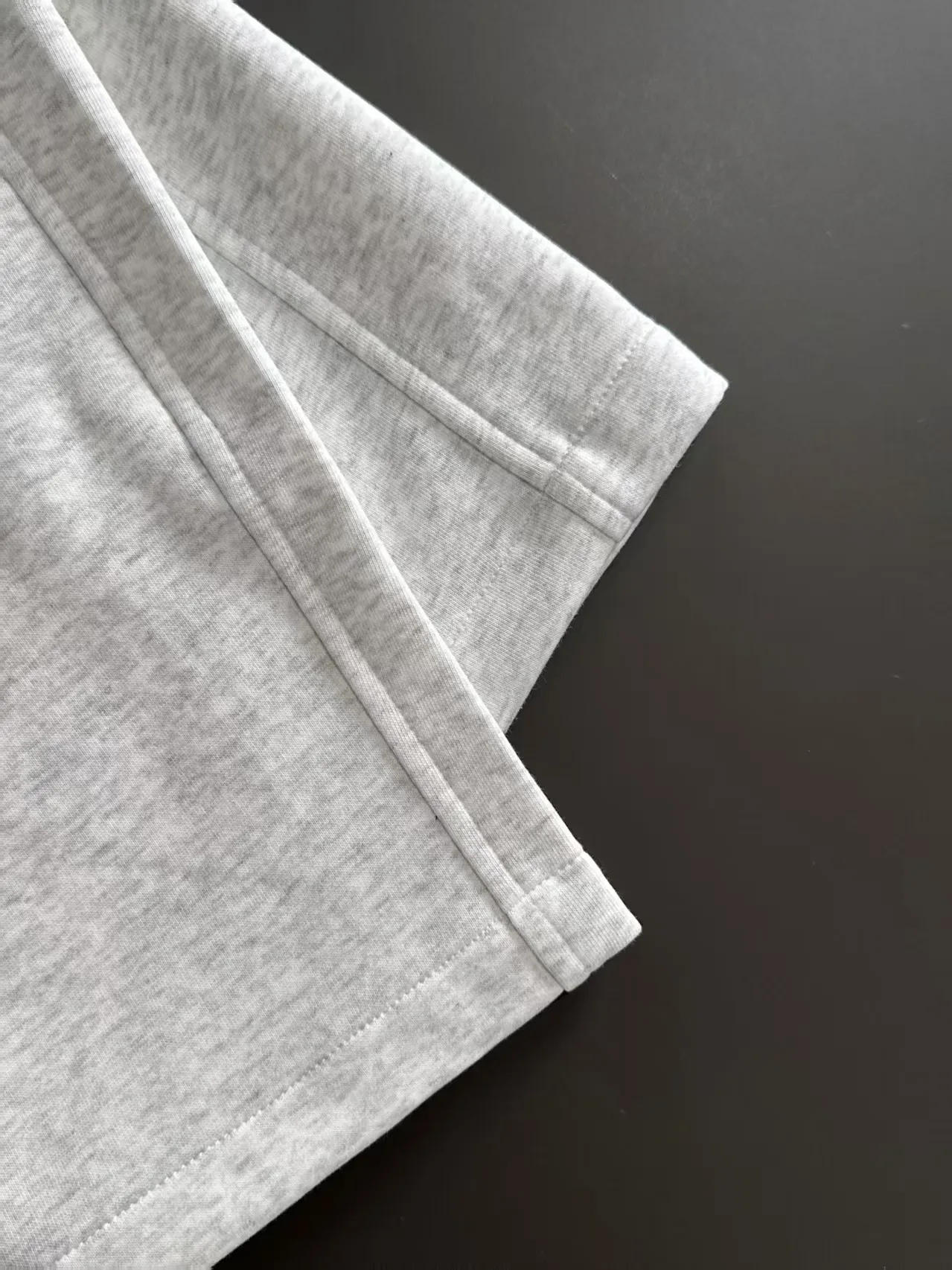🅿️330 shipped next day. High-quality DIOR Dior 2025 spring and summer new high-definition elastic band casual solid color loose shorts. Made with machines imported from Italy. The hem of the trousers is stitched with two needles. The stitching is fine and firm. The fabric is customized at the counter. It has high breathability and comfort. The details are impeccable. The design concept of brand elements reflects high quality. It feels delicate and soft! It presents a casual cut and the upper body shape is great! Size: M-3XL