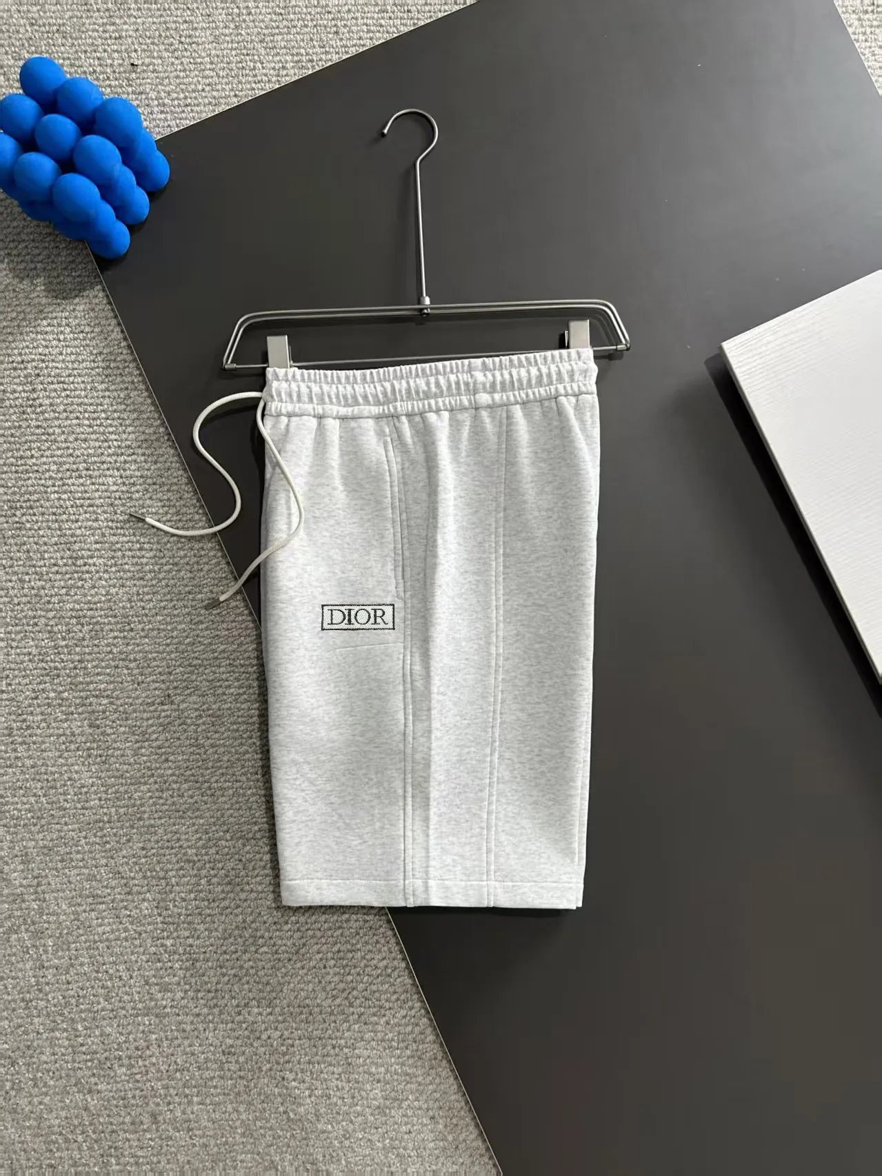 🅿️330 shipped next day. High-quality DIOR Dior 2025 spring and summer new high-definition elastic band casual solid color loose shorts. Made with machines imported from Italy. The hem of the trousers is stitched with two needles. The stitching is fine and firm. The fabric is customized at the counter. It has high breathability and comfort. The details are impeccable. The design concept of brand elements reflects high quality. It feels delicate and soft! It presents a casual cut and the upper body shape is great! Size: M-3XL