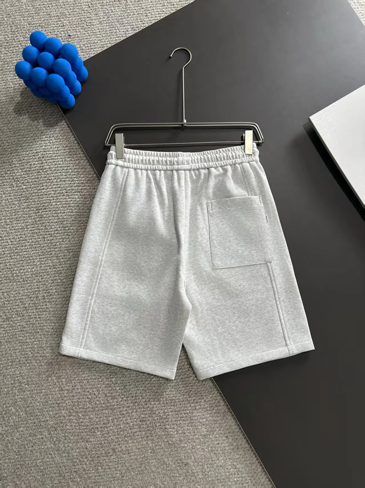 🅿️330 shipped next day. High-quality DIOR Dior 2025 spring and summer new high-definition elastic band casual solid color loose shorts. Made with machines imported from Italy. The hem of the trousers is stitched with two needles. The stitching is fine and firm. The fabric is customized at the counter. It has high breathability and comfort. The details are impeccable. The design concept of brand elements reflects high quality. It feels delicate and soft! It presents a casual cut and the upper body shape is great! Size: M-3XL