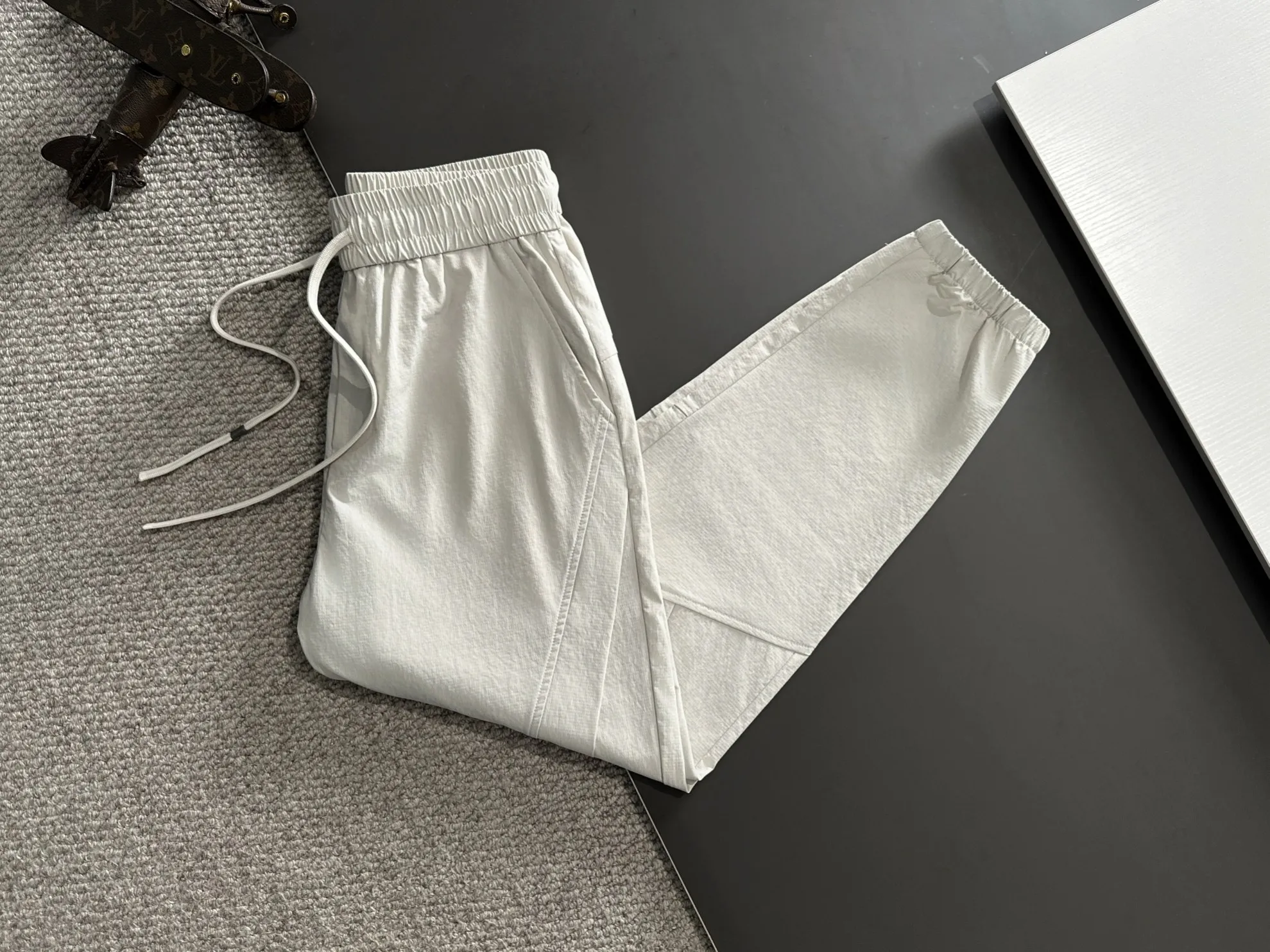 🅿️180 next day shipping Dior 2025 spring and summer new elastic band casual pants, thin counter custom fabrics, high breathability and comfort, impeccable details, brand element design concept, reflecting high quality. It feels delicate and soft! It presents a casual cut and the upper body shape is great! Size: M-4XL