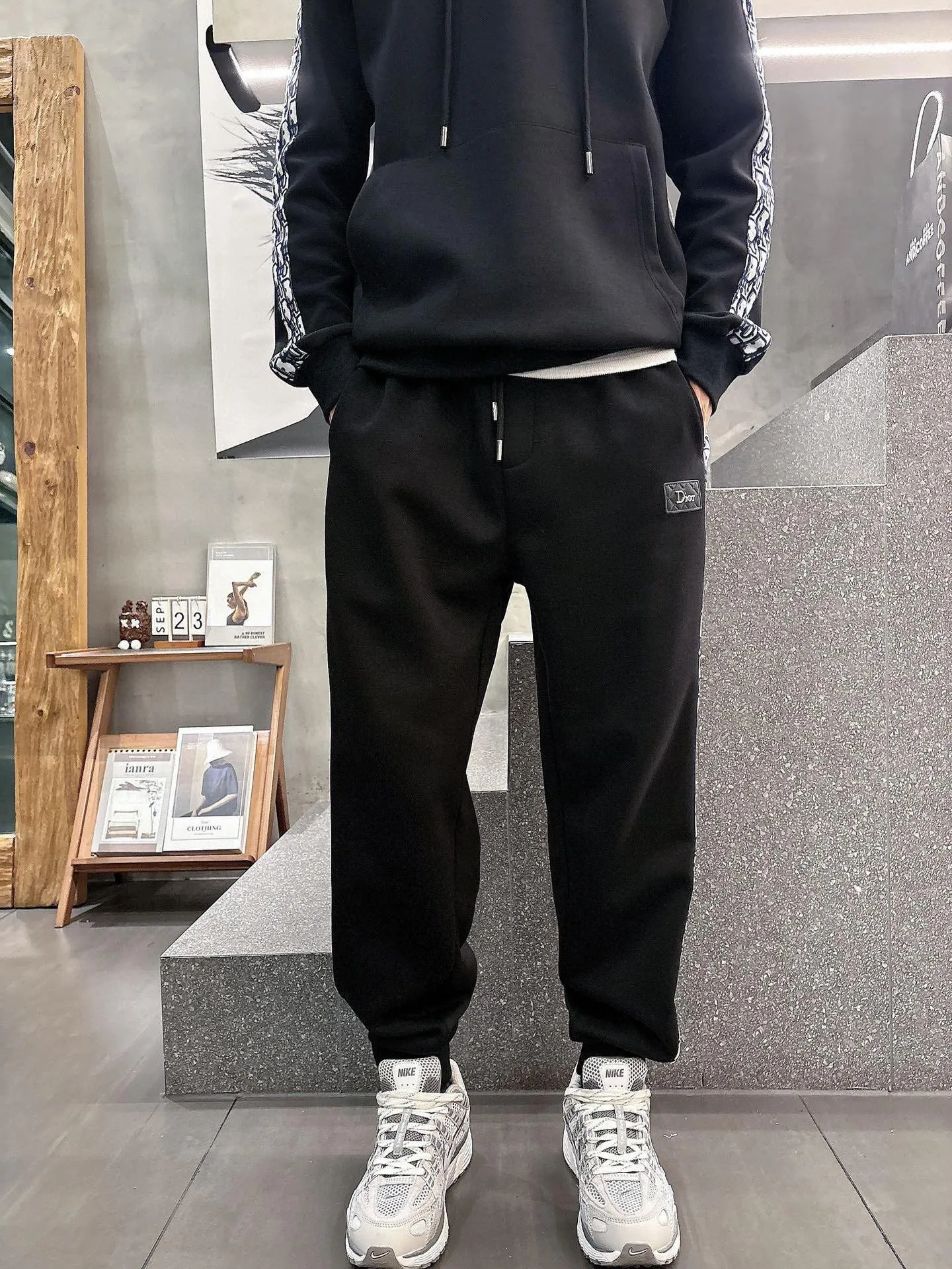 [DIOR Dior] Hot-selling suit is coming. Focus on the original version of the official website. 2025 new hot-selling cardigan and sweatshirt suit. The original order is the best. It is the meticulous work of top designers. It has a fitting and perfect upper body effect. All-natural high-quality Tencel Roman cotton 100%, close-fitting comfort, noble and elegant! Original hardware embodies elegance and nobility! Counter size: M-3XL (maximum wear up to 190 pounds)