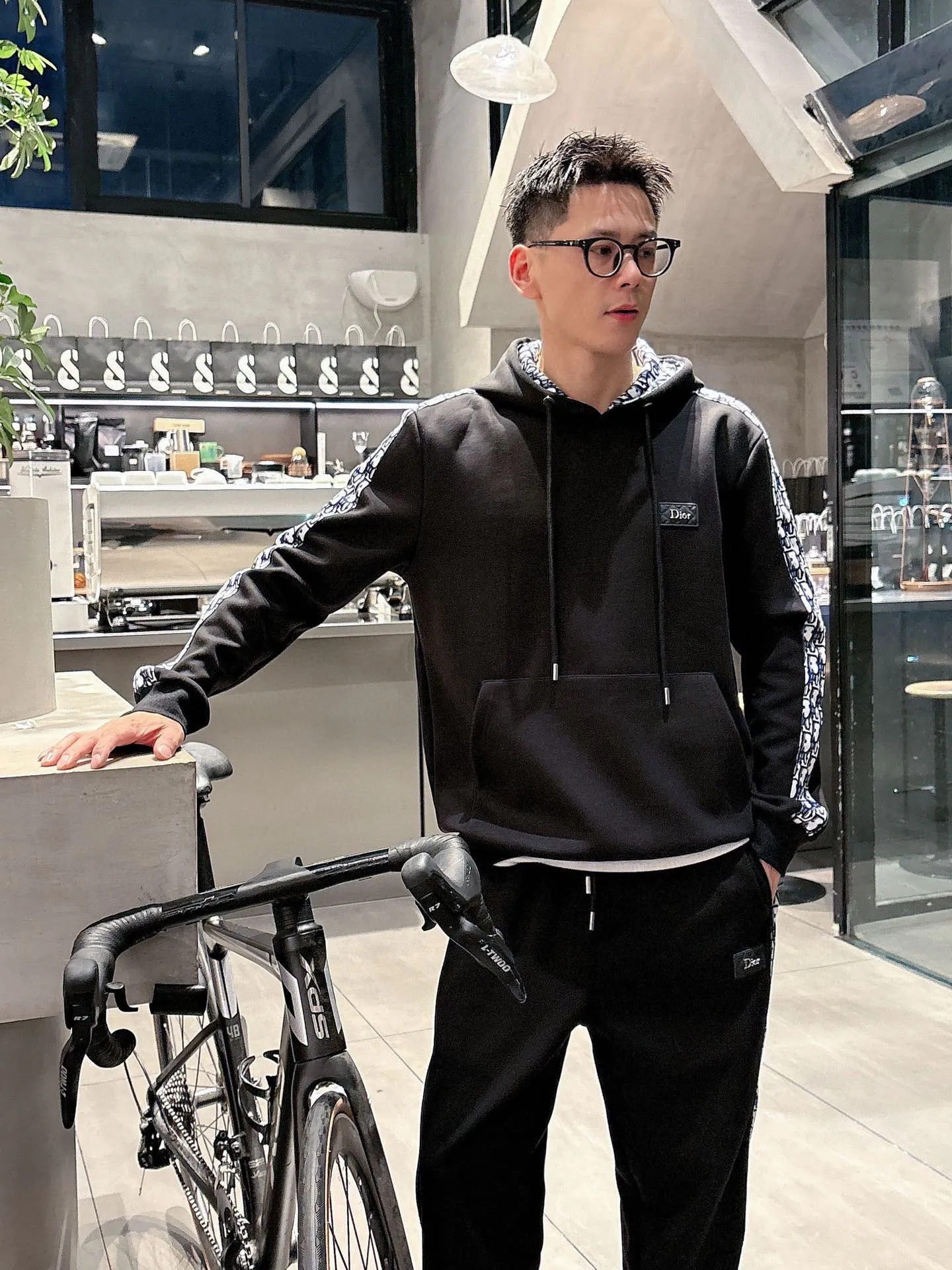 [DIOR Dior] Hot-selling suit is coming. Focus on the original version of the official website. 2025 new hot-selling cardigan and sweatshirt suit. The original order is the best. It is the meticulous work of top designers. It has a fitting and perfect upper body effect. All-natural high-quality Tencel Roman cotton 100%, close-fitting comfort, noble and elegant! Original hardware embodies elegance and nobility! Counter size: M-3XL (maximum wear up to 190 pounds)