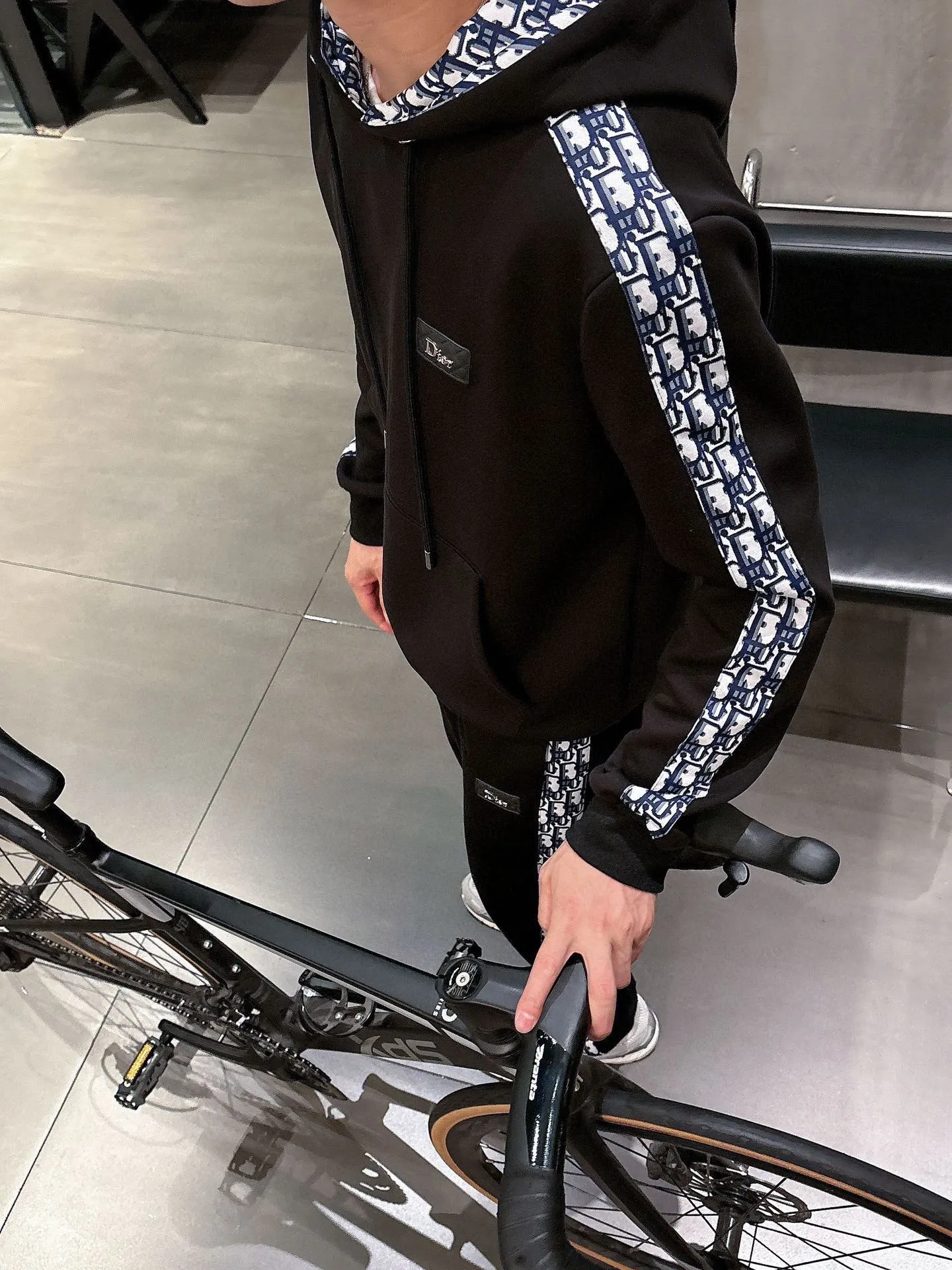 [DIOR Dior] Hot-selling suit is coming. Focus on the original version of the official website. 2025 new hot-selling cardigan and sweatshirt suit. The original order is the best. It is the meticulous work of top designers. It has a fitting and perfect upper body effect. All-natural high-quality Tencel Roman cotton 100%, close-fitting comfort, noble and elegant! Original hardware embodies elegance and nobility! Counter size: M-3XL (maximum wear up to 190 pounds)