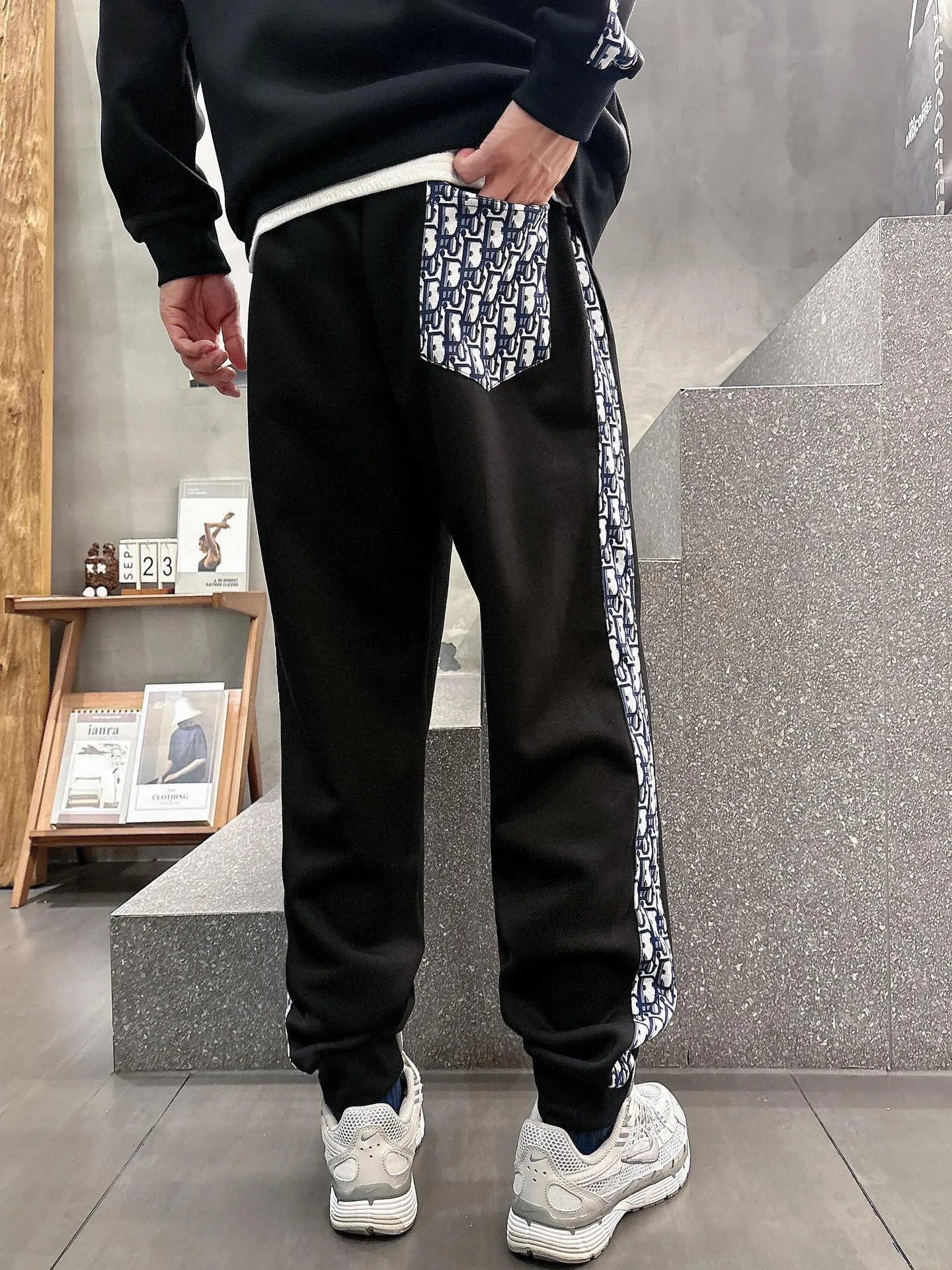 [DIOR Dior] Hot-selling suit is coming. Focus on the original version of the official website. 2025 new hot-selling cardigan and sweatshirt suit. The original order is the best. It is the meticulous work of top designers. It has a fitting and perfect upper body effect. All-natural high-quality Tencel Roman cotton 100%, close-fitting comfort, noble and elegant! Original hardware embodies elegance and nobility! Counter size: M-3XL (maximum wear up to 190 pounds)