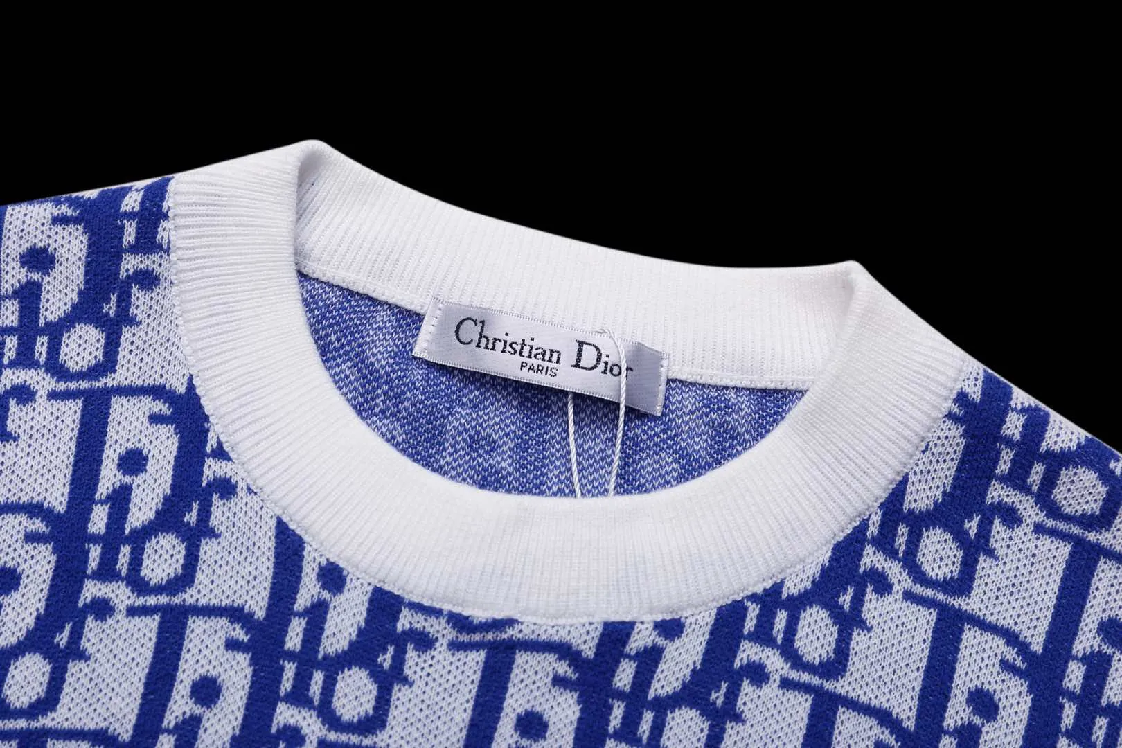 🅿️210 ✈️Dior blue cotton fabric Oblique knitted jacquard crew neck This knitted sweater showcases Dior’s iconic Oblique jacquard. Carefully crafted from blue and white cotton jacquard fabric, it has a straight cut and can be matched with various styles to show your personality. Decorated with Blue and White Oblique Jacquard throughout Ribbed collar, cuffs and hem 100% cotton *This garment is crafted from lightweight jersey Unisex! Size:XS-S-M-L