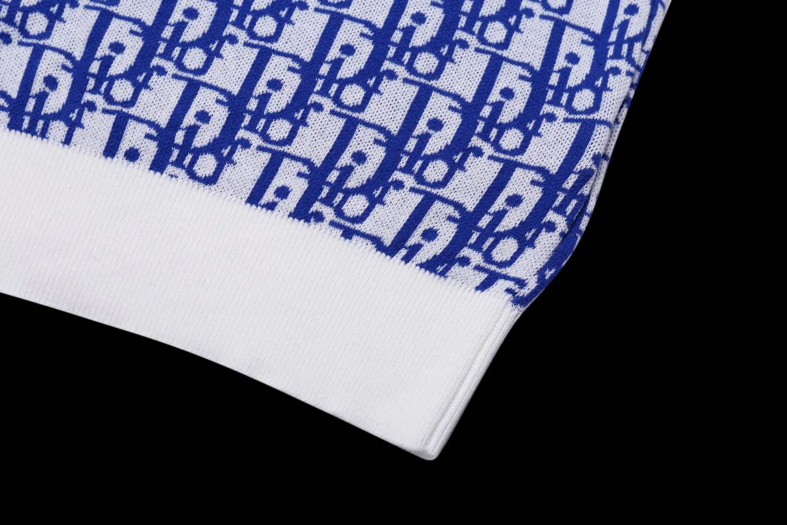 🅿️210 ✈️Dior blue cotton fabric Oblique knitted jacquard crew neck This knitted sweater showcases Dior’s iconic Oblique jacquard. Carefully crafted from blue and white cotton jacquard fabric, it has a straight cut and can be matched with various styles to show your personality. Decorated with Blue and White Oblique Jacquard throughout Ribbed collar, cuffs and hem 100% cotton *This garment is crafted from lightweight jersey Unisex! Size:XS-S-M-L