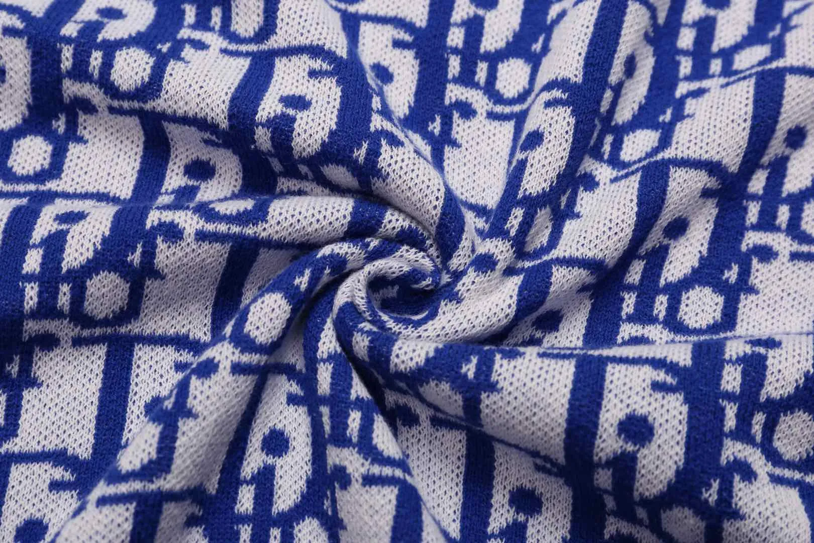 🅿️210 ✈️Dior blue cotton fabric Oblique knitted jacquard crew neck This knitted sweater showcases Dior’s iconic Oblique jacquard. Carefully crafted from blue and white cotton jacquard fabric, it has a straight cut and can be matched with various styles to show your personality. Decorated with Blue and White Oblique Jacquard throughout Ribbed collar, cuffs and hem 100% cotton *This garment is crafted from lightweight jersey Unisex! Size:XS-S-M-L