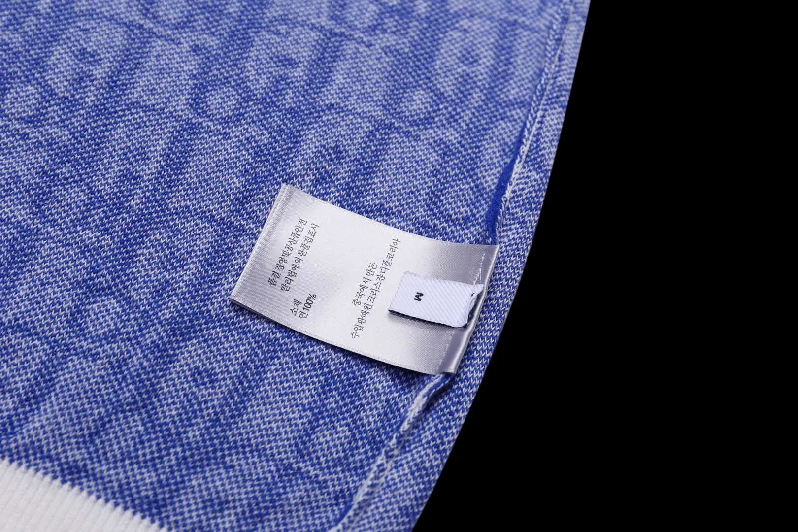 🅿️210 ✈️Dior blue cotton fabric Oblique knitted jacquard crew neck This knitted sweater showcases Dior’s iconic Oblique jacquard. Carefully crafted from blue and white cotton jacquard fabric, it has a straight cut and can be matched with various styles to show your personality. Decorated with Blue and White Oblique Jacquard throughout Ribbed collar, cuffs and hem 100% cotton *This garment is crafted from lightweight jersey Unisex! Size:XS-S-M-L