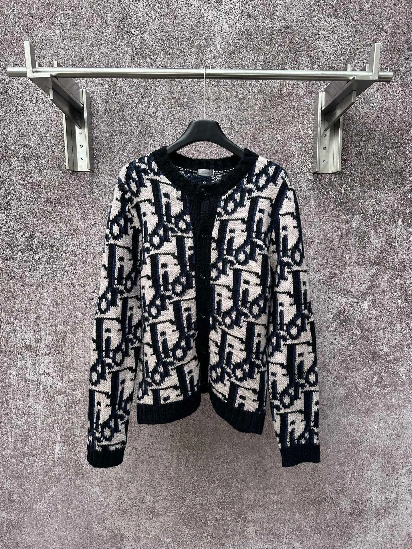 🅿️520 Dior 25ss new cardigan reinterprets Dior’s classic Oblique print. Crafted from blue mohair-blend jersey in a classic silhouette, it's finished with an all-over Oblique print for a bold contrast. Wear it with a variety of T-shirts and trousers this season.  Size: S M L XL