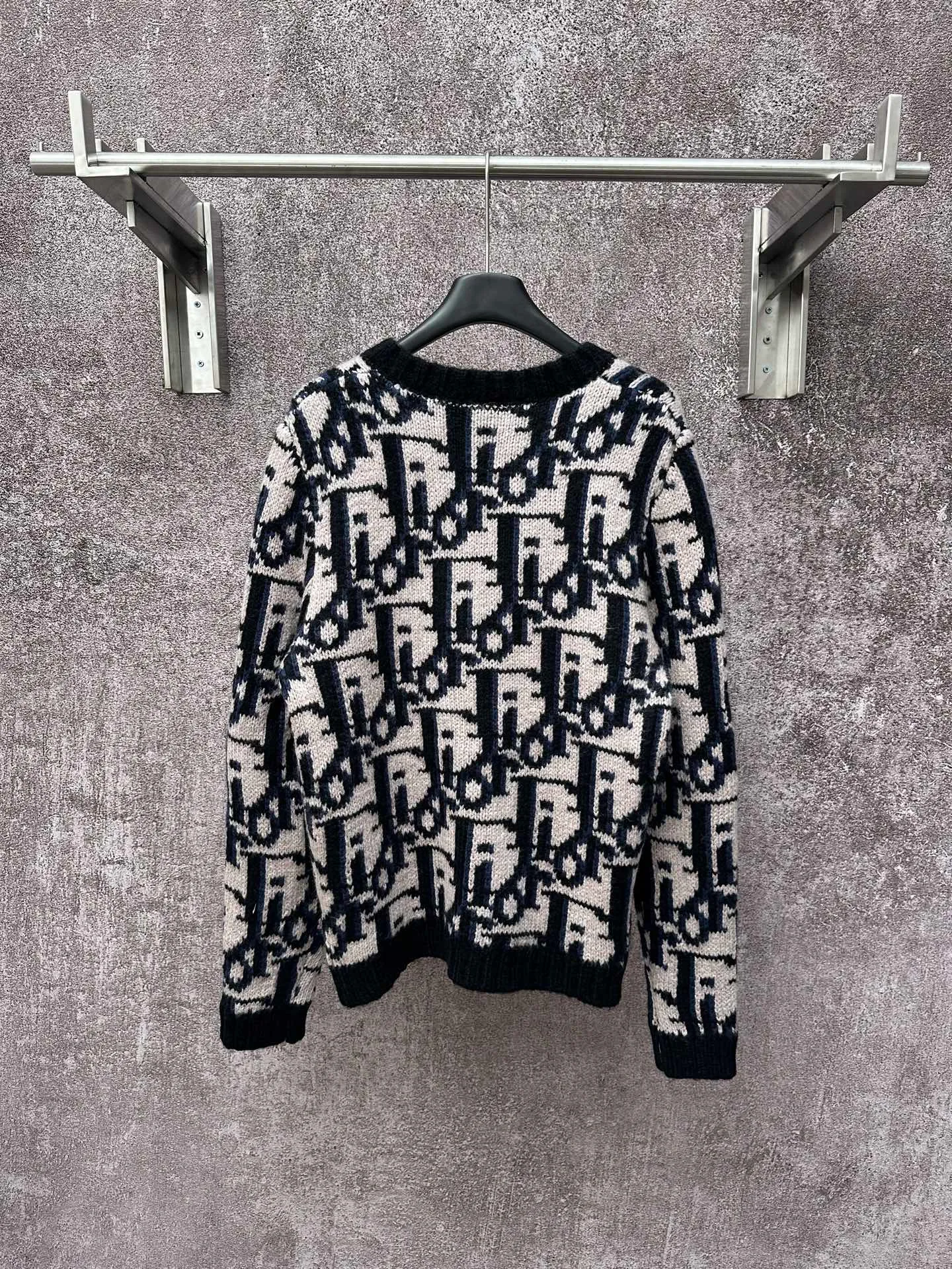 🅿️520 Dior 25ss new cardigan reinterprets Dior’s classic Oblique print. Crafted from blue mohair-blend jersey in a classic silhouette, it's finished with an all-over Oblique print for a bold contrast. Wear it with a variety of T-shirts and trousers this season.  Size: S M L XL