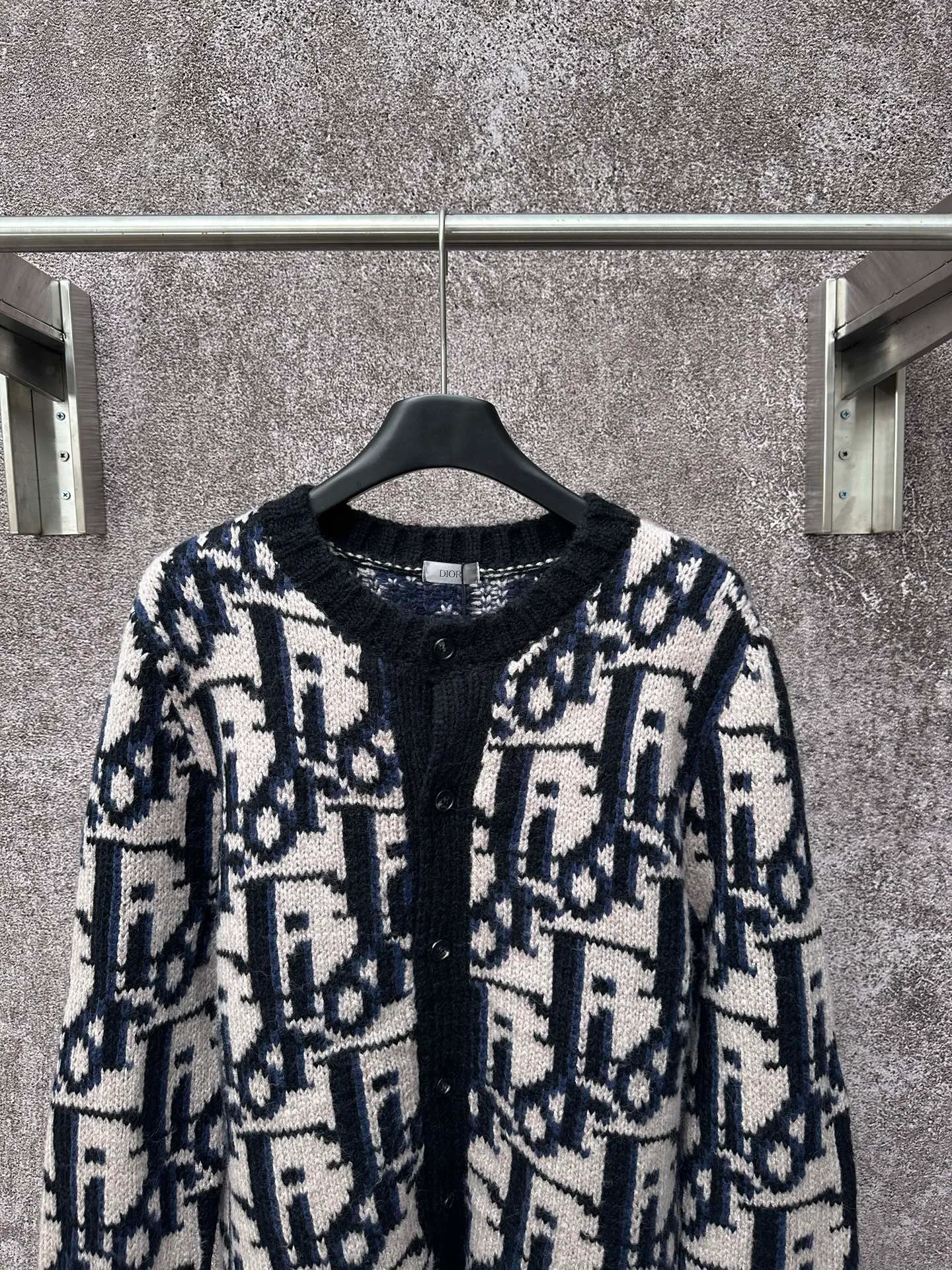 🅿️520 Dior 25ss new cardigan reinterprets Dior’s classic Oblique print. Crafted from blue mohair-blend jersey in a classic silhouette, it's finished with an all-over Oblique print for a bold contrast. Wear it with a variety of T-shirts and trousers this season.  Size: S M L XL