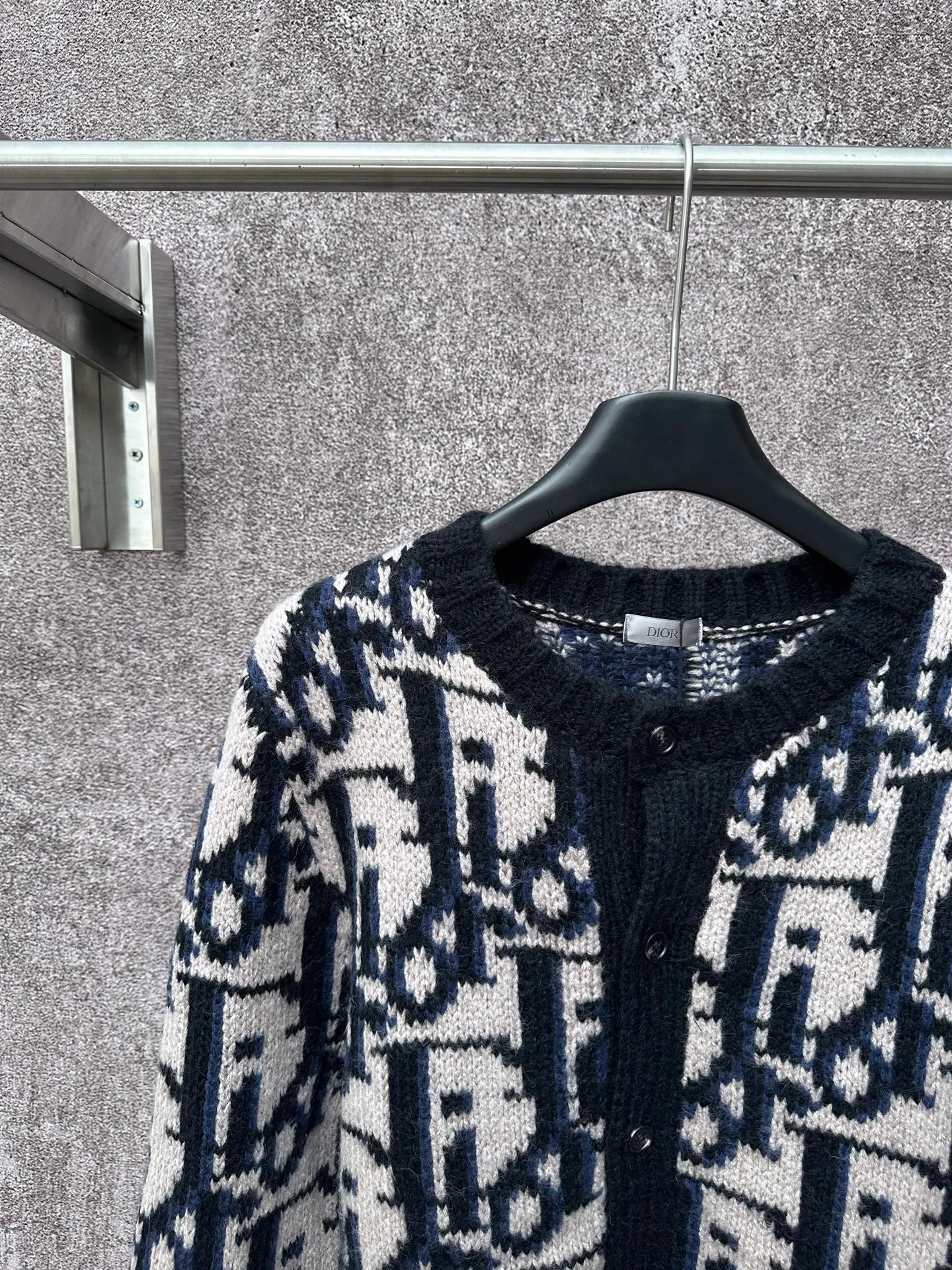 🅿️520 Dior 25ss new cardigan reinterprets Dior’s classic Oblique print. Crafted from blue mohair-blend jersey in a classic silhouette, it's finished with an all-over Oblique print for a bold contrast. Wear it with a variety of T-shirts and trousers this season.  Size: S M L XL