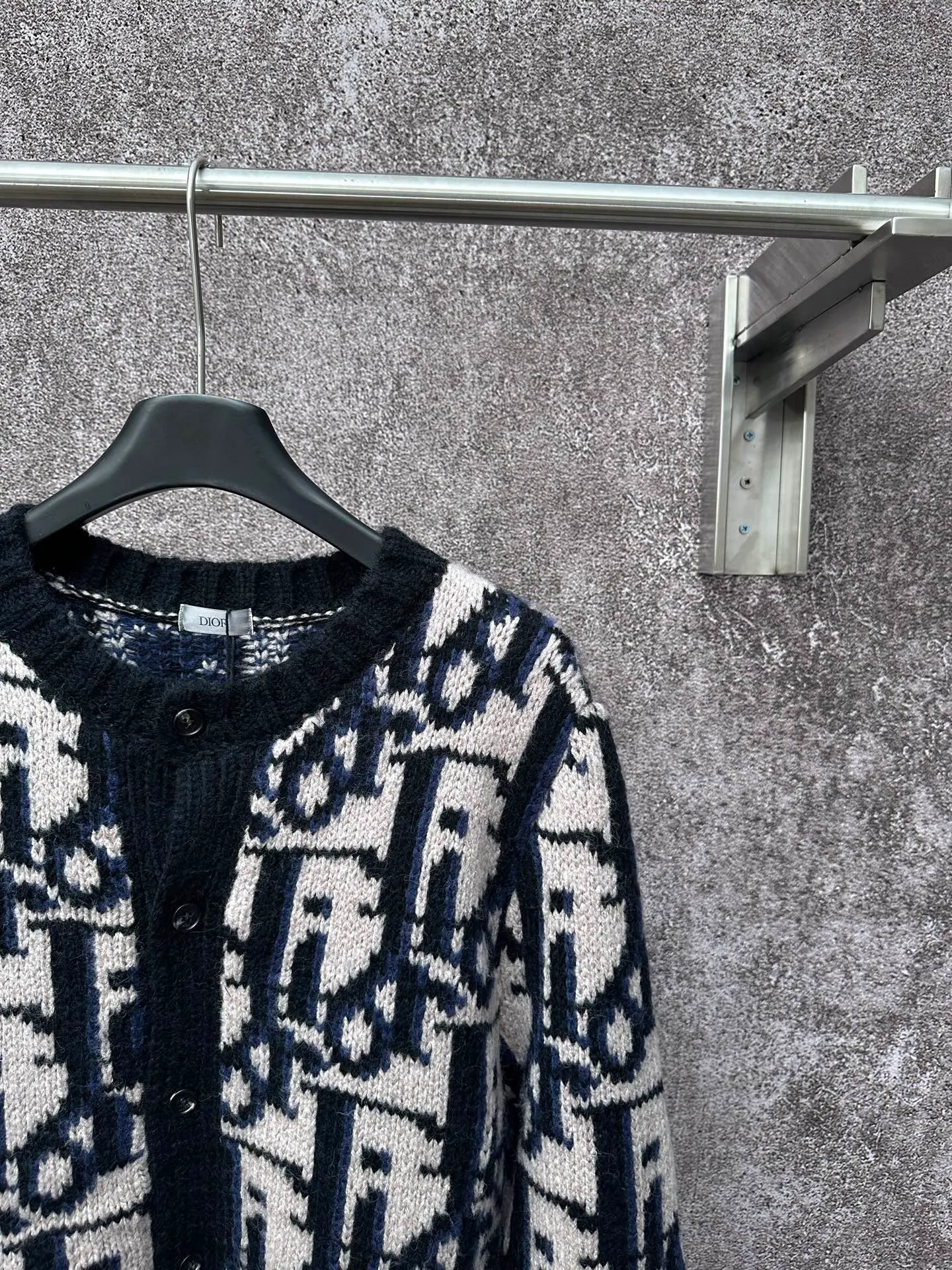 🅿️520 Dior 25ss new cardigan reinterprets Dior’s classic Oblique print. Crafted from blue mohair-blend jersey in a classic silhouette, it's finished with an all-over Oblique print for a bold contrast. Wear it with a variety of T-shirts and trousers this season.  Size: S M L XL