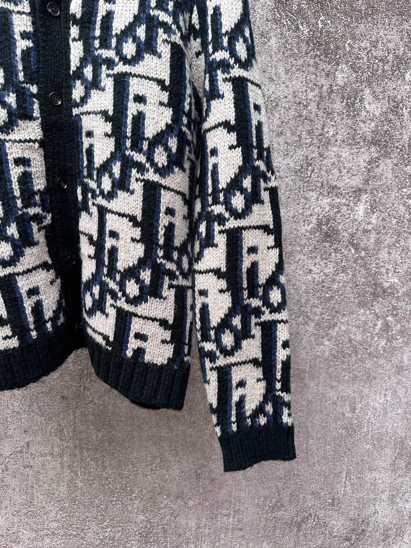 🅿️520 Dior 25ss new cardigan reinterprets Dior’s classic Oblique print. Crafted from blue mohair-blend jersey in a classic silhouette, it's finished with an all-over Oblique print for a bold contrast. Wear it with a variety of T-shirts and trousers this season.  Size: S M L XL