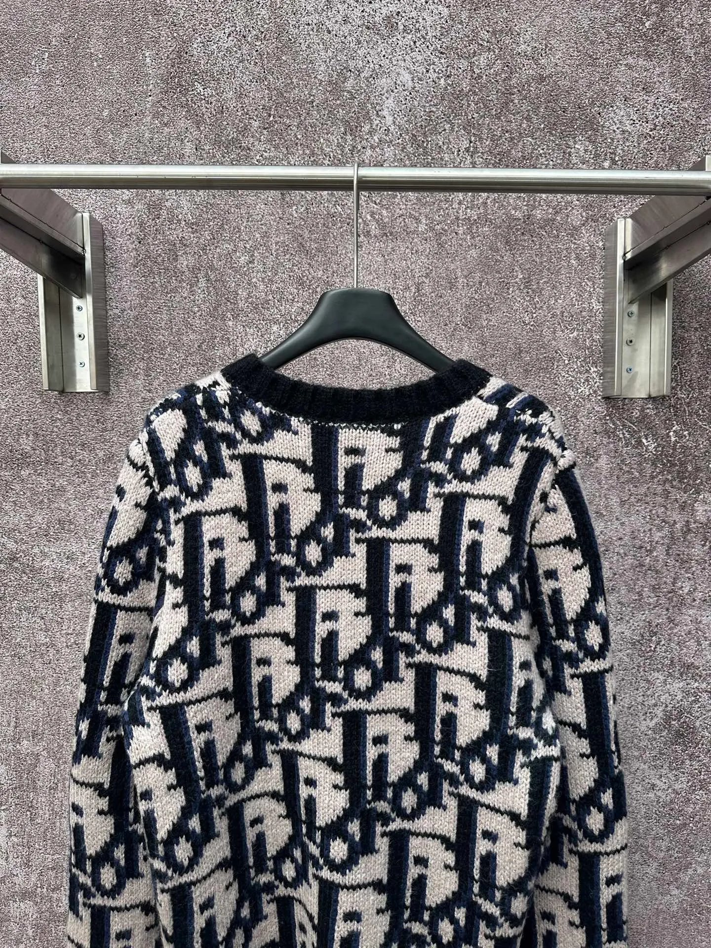 🅿️520 Dior 25ss new cardigan reinterprets Dior’s classic Oblique print. Crafted from blue mohair-blend jersey in a classic silhouette, it's finished with an all-over Oblique print for a bold contrast. Wear it with a variety of T-shirts and trousers this season.  Size: S M L XL