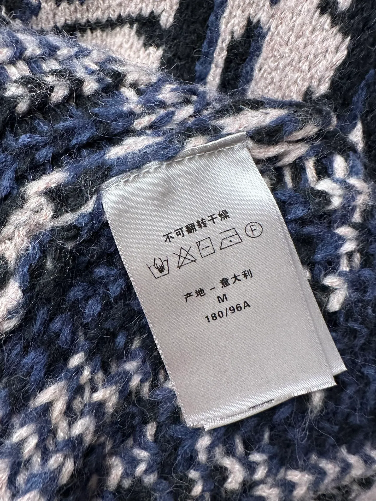 🅿️520 Dior 25ss new cardigan reinterprets Dior’s classic Oblique print. Crafted from blue mohair-blend jersey in a classic silhouette, it's finished with an all-over Oblique print for a bold contrast. Wear it with a variety of T-shirts and trousers this season.  Size: S M L XL