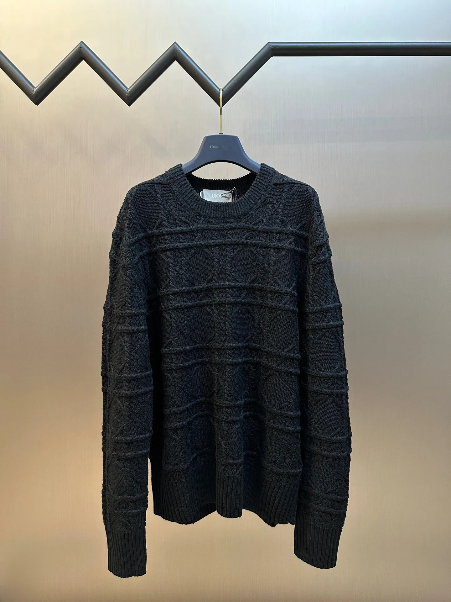 🅿️600 Dior Cannage Pattern Crew Neck Sweater This cannage pattern sweater is from the Dior Icons series, highlighting Dior's exquisite craftsmanship and fine tradition with an elegant and casual style.  Crafted from beige cashmere cable-knit fabric, the classic cannage pattern is reinterpreted with intricate details. Pair with the collection's trousers for a chic look.  size：xs s m l